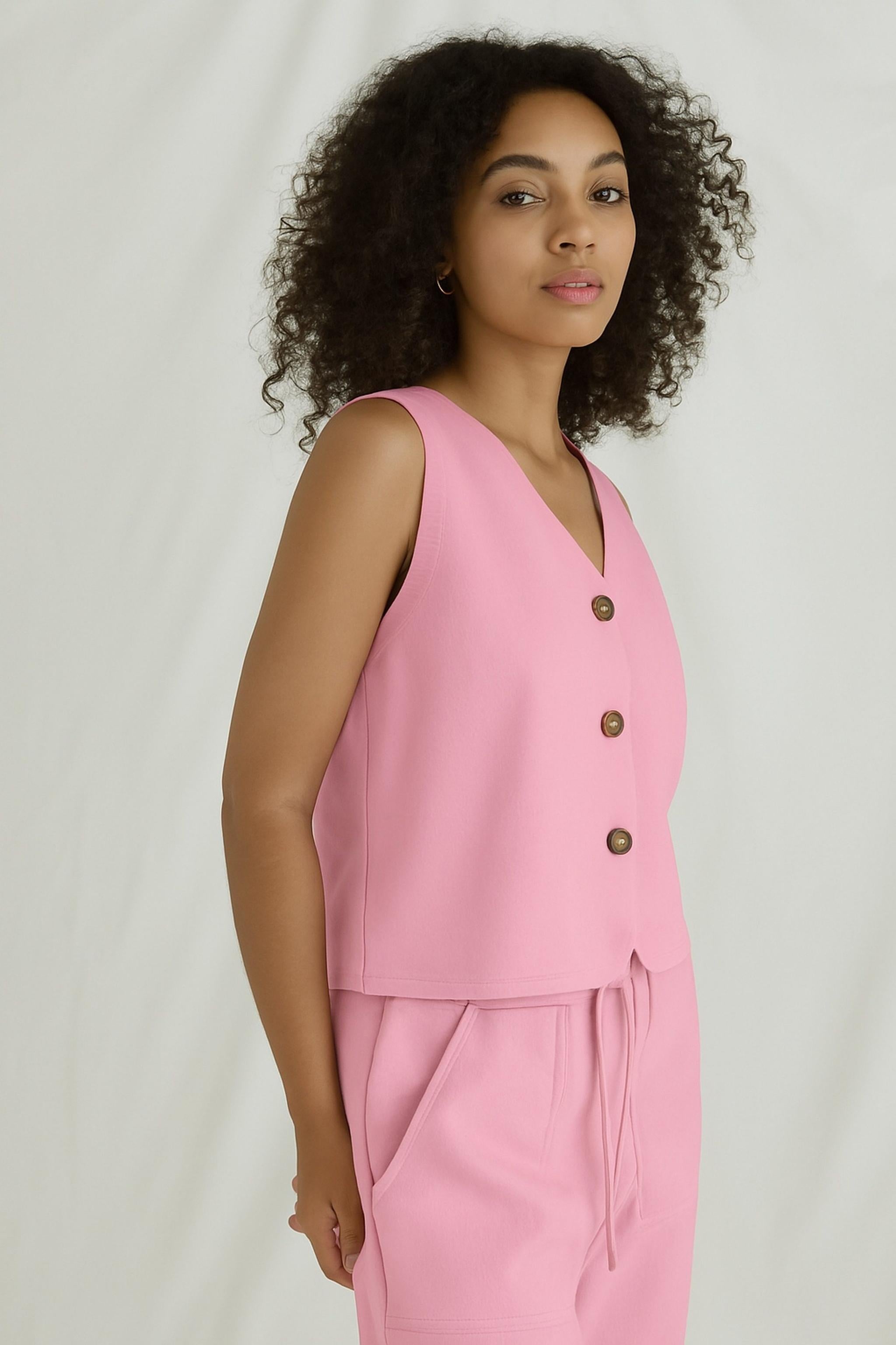 Vest with open edges