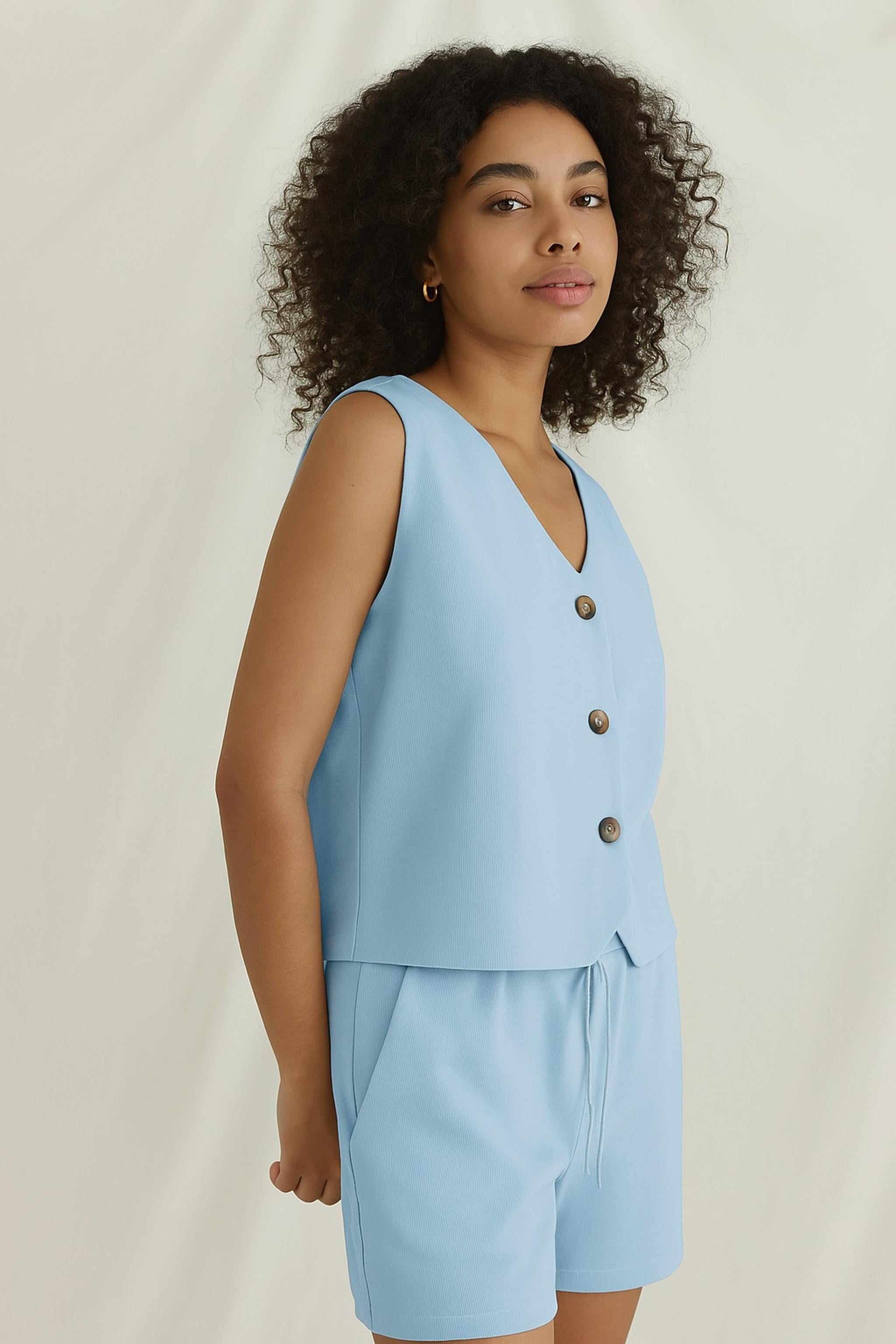 Vest with open edges