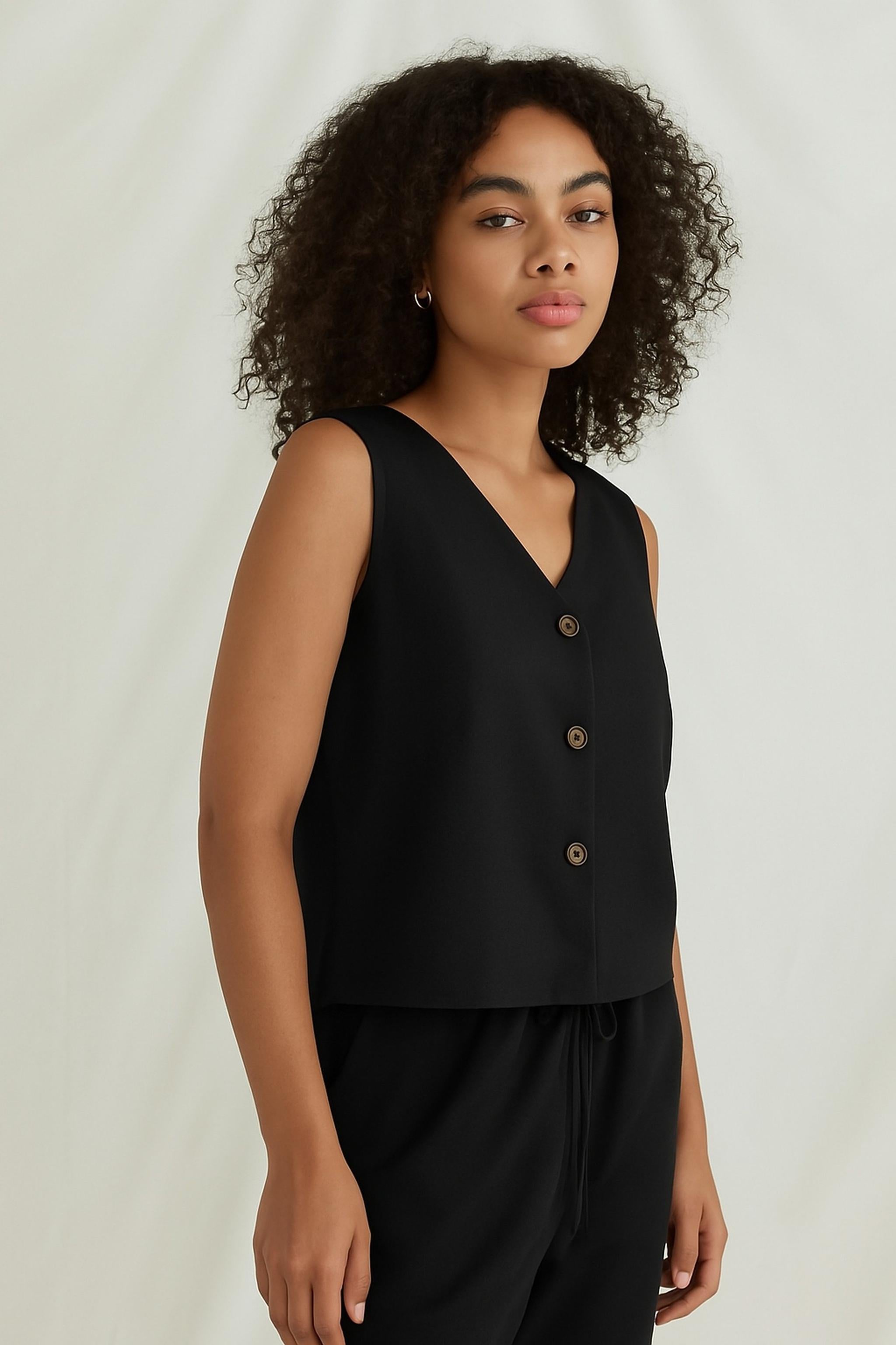 Vest with open edges