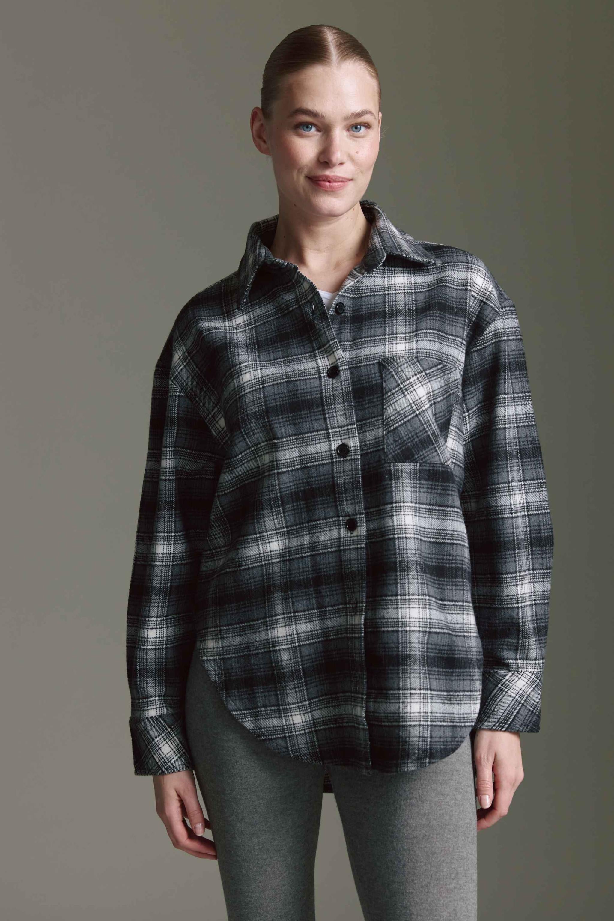 Oversized Karo Bluse Mit Logo Applikation Auf Dem Rücken