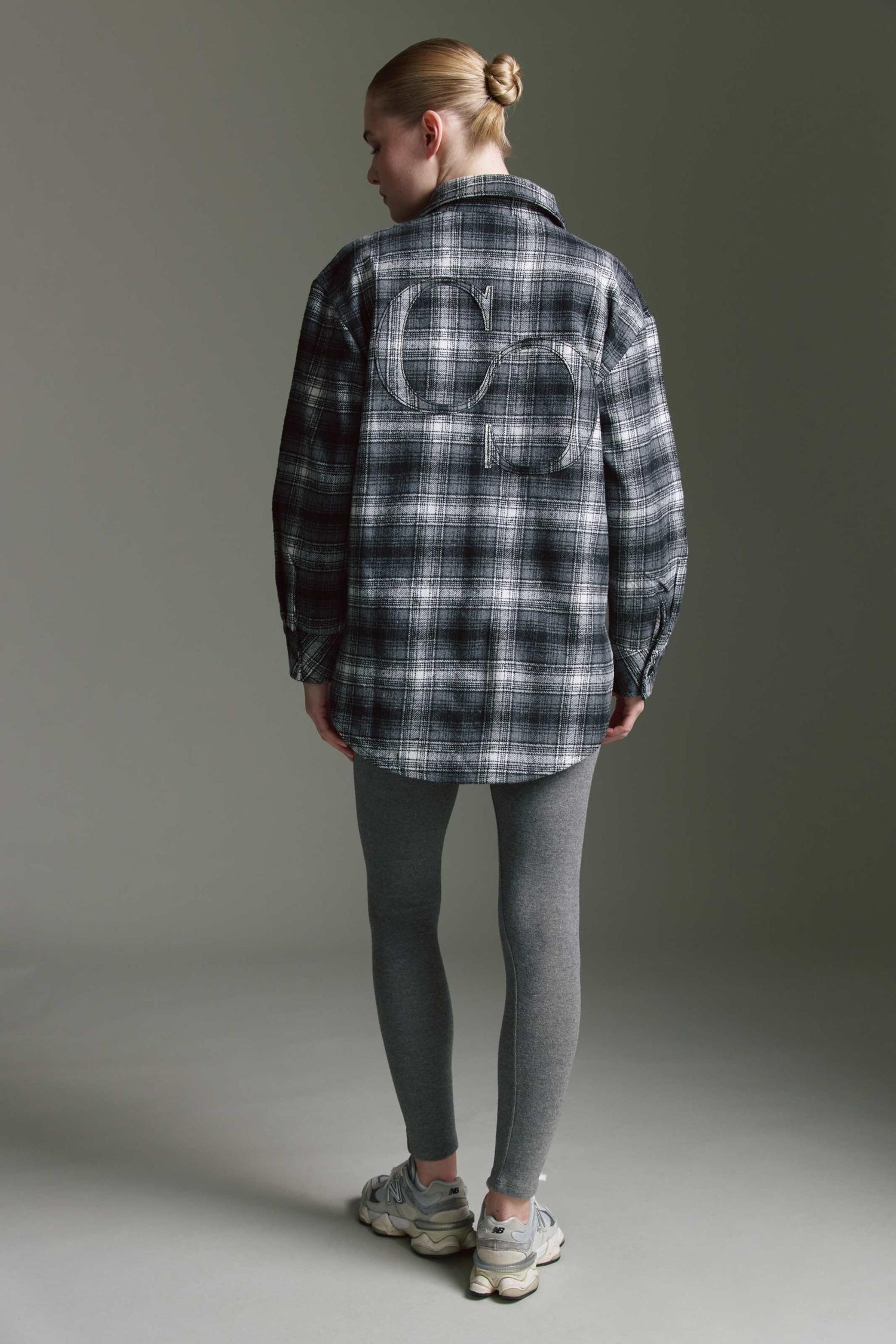 Oversized Karo Bluse Mit Logo Applikation Auf Dem Rücken