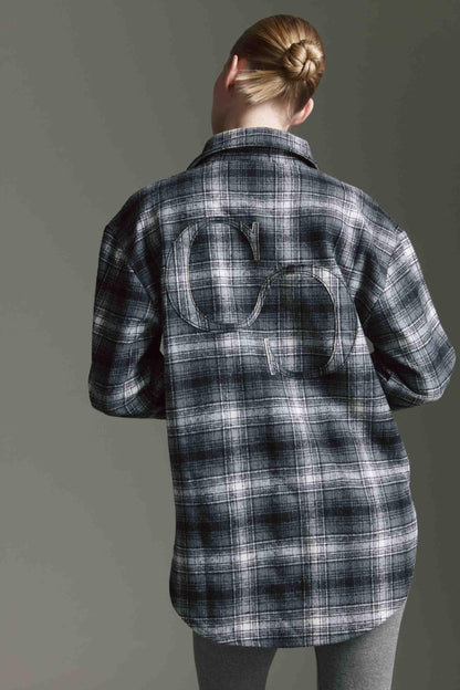 Oversized Karo Bluse Mit Logo Applikation Auf Dem Rücken