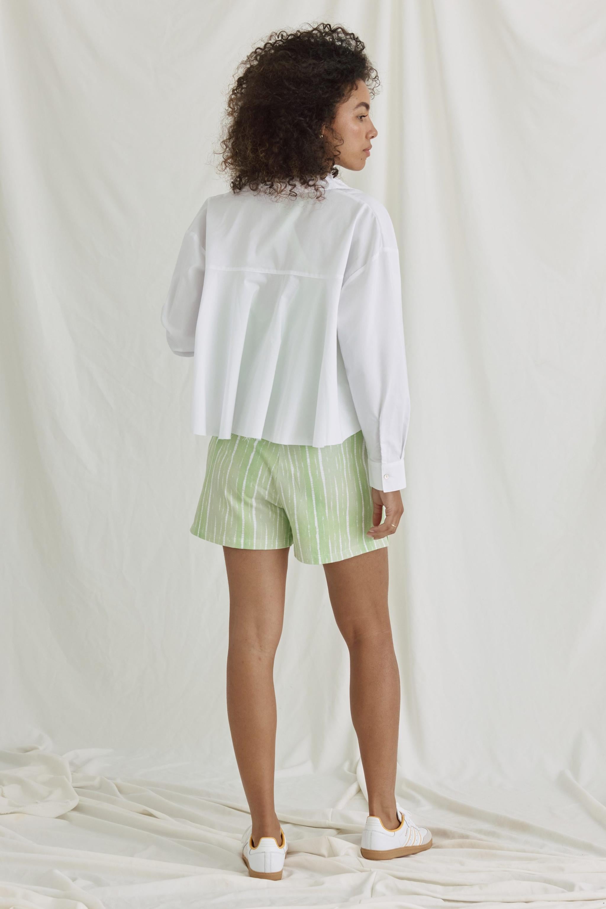 Bluse Mit Verkürztem Rücken Und Volants