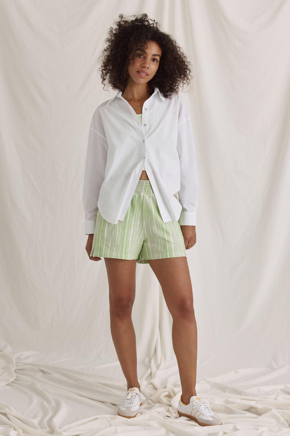 Bluse Mit Verkürztem Rücken Und Volants