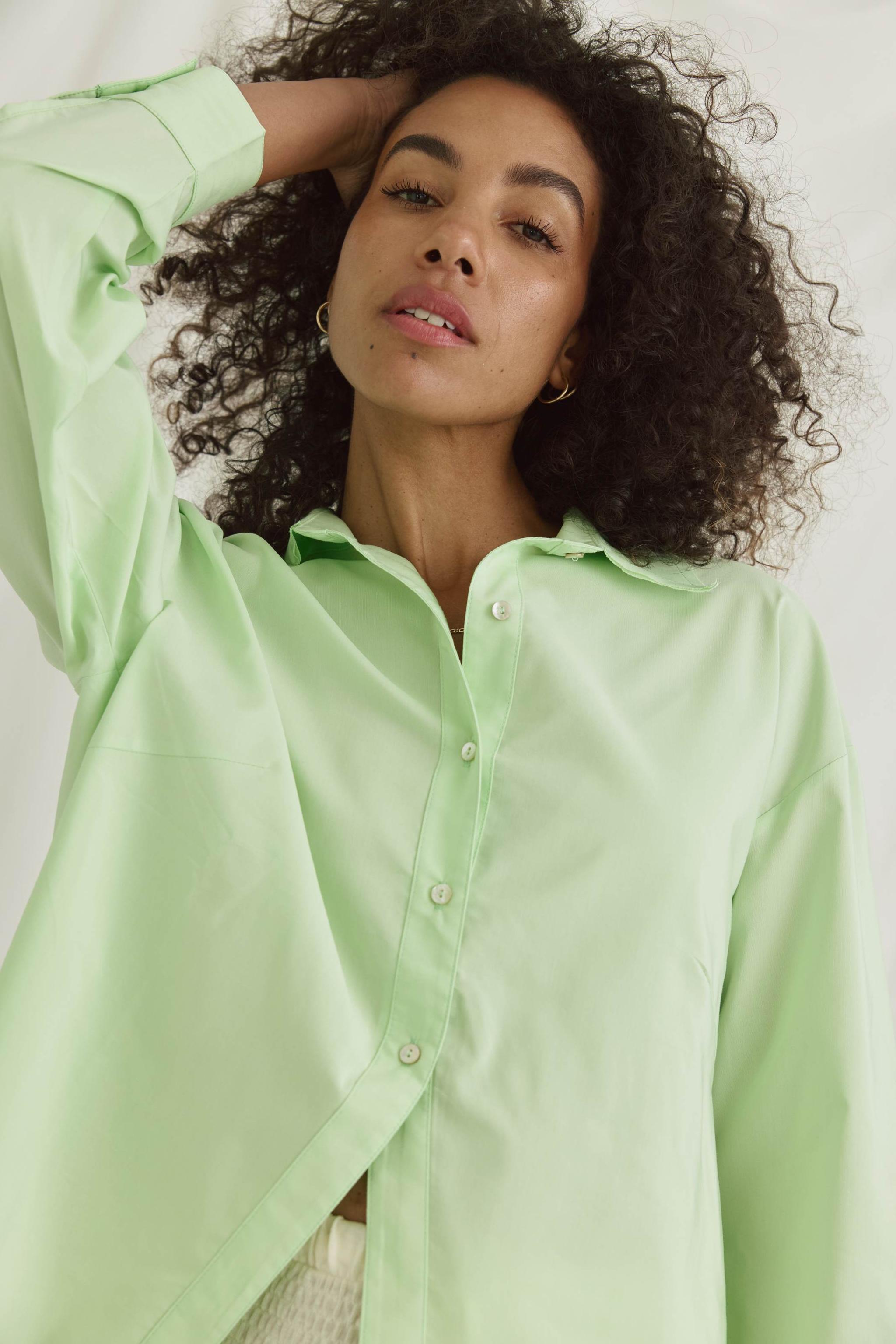 Bluse Mit Verkürztem Rücken Und Volants