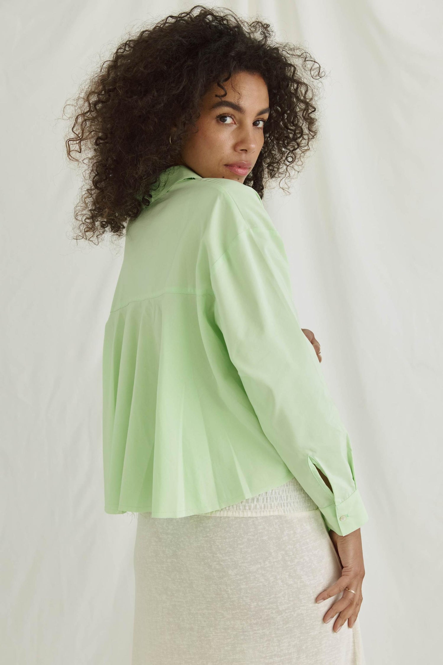 Bluse Mit Verkürztem Rücken Und Volants