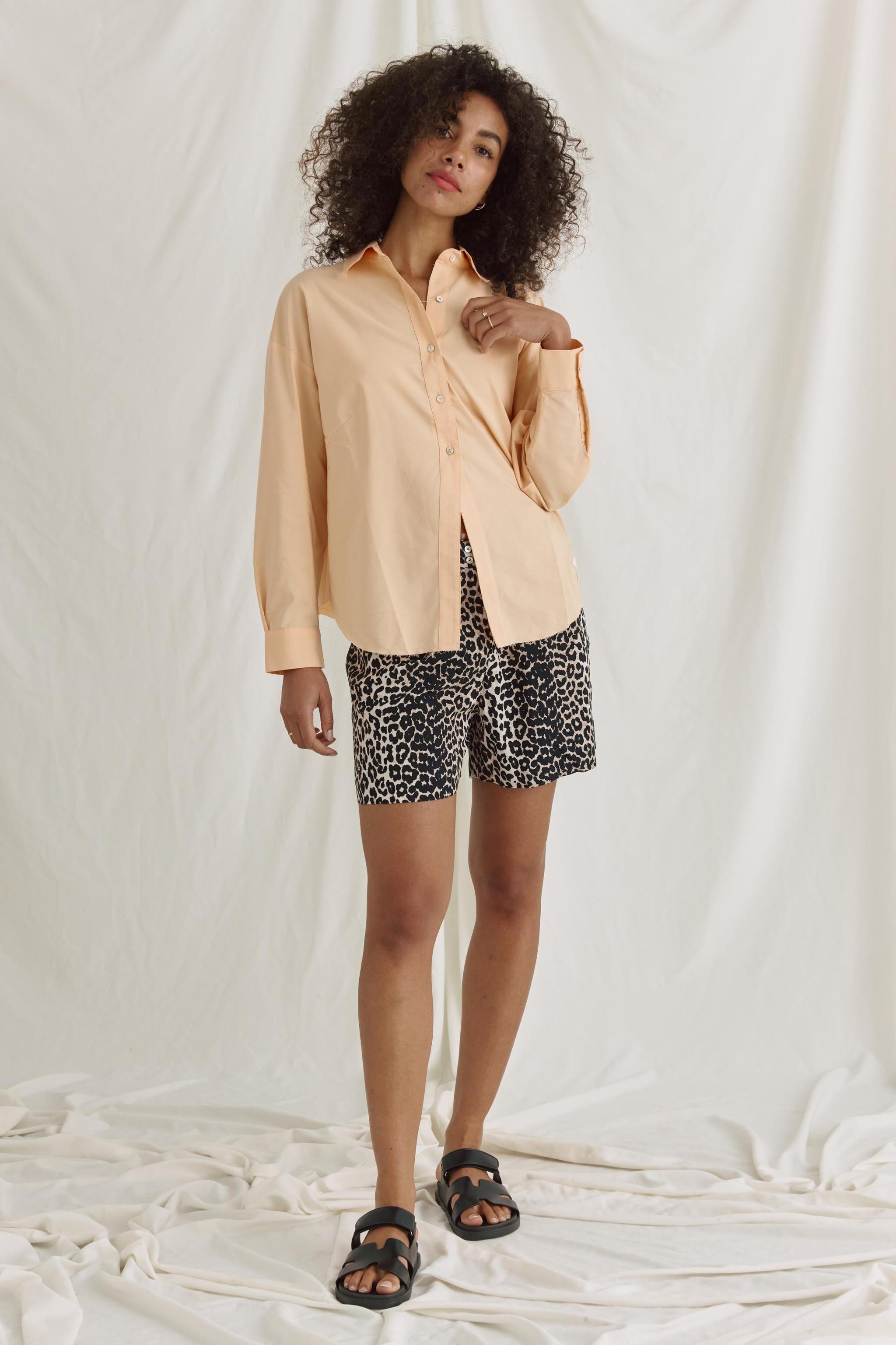Bluse Mit Verkürztem Rücken Und Volants