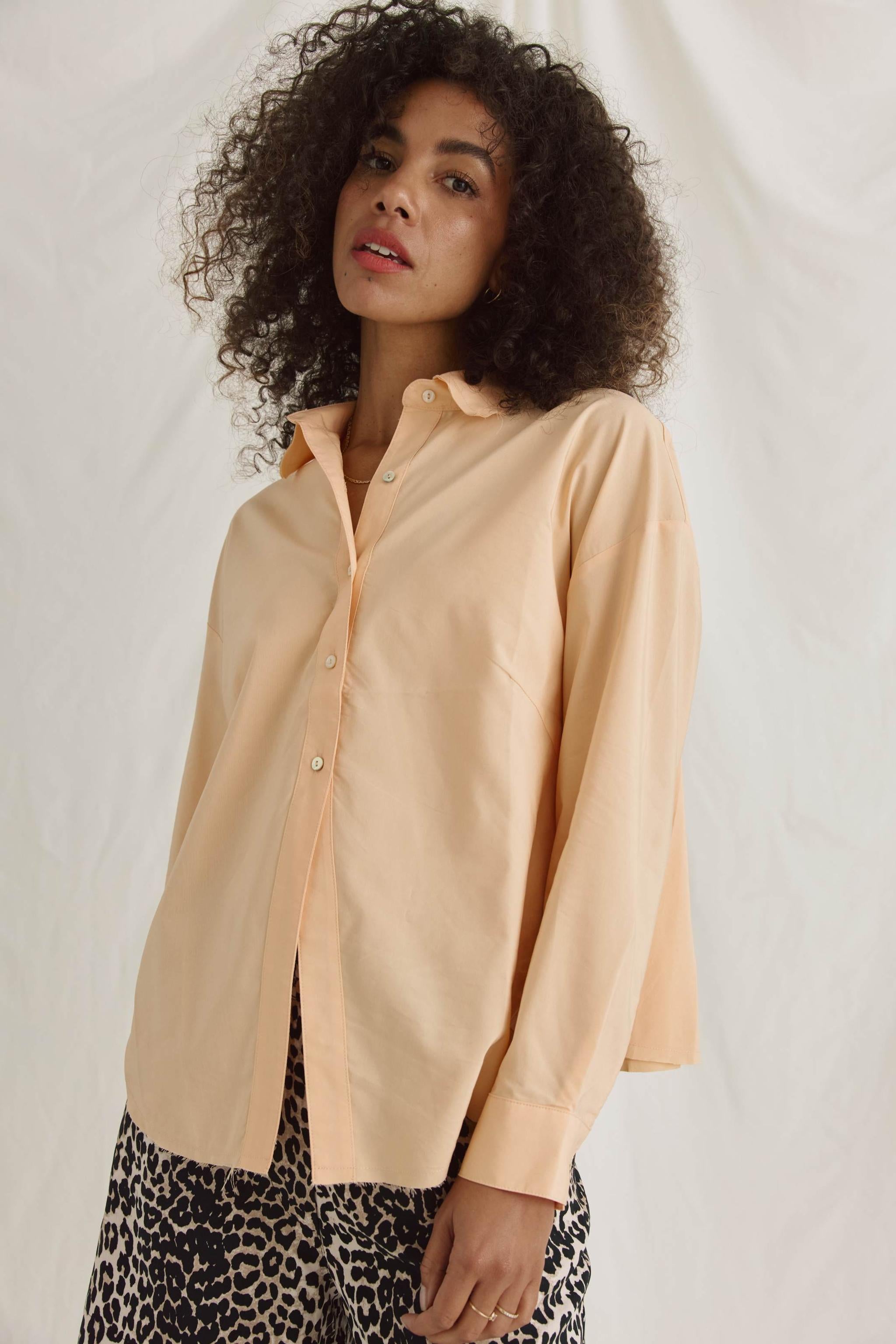 Bluse Mit Verkürztem Rücken Und Volants