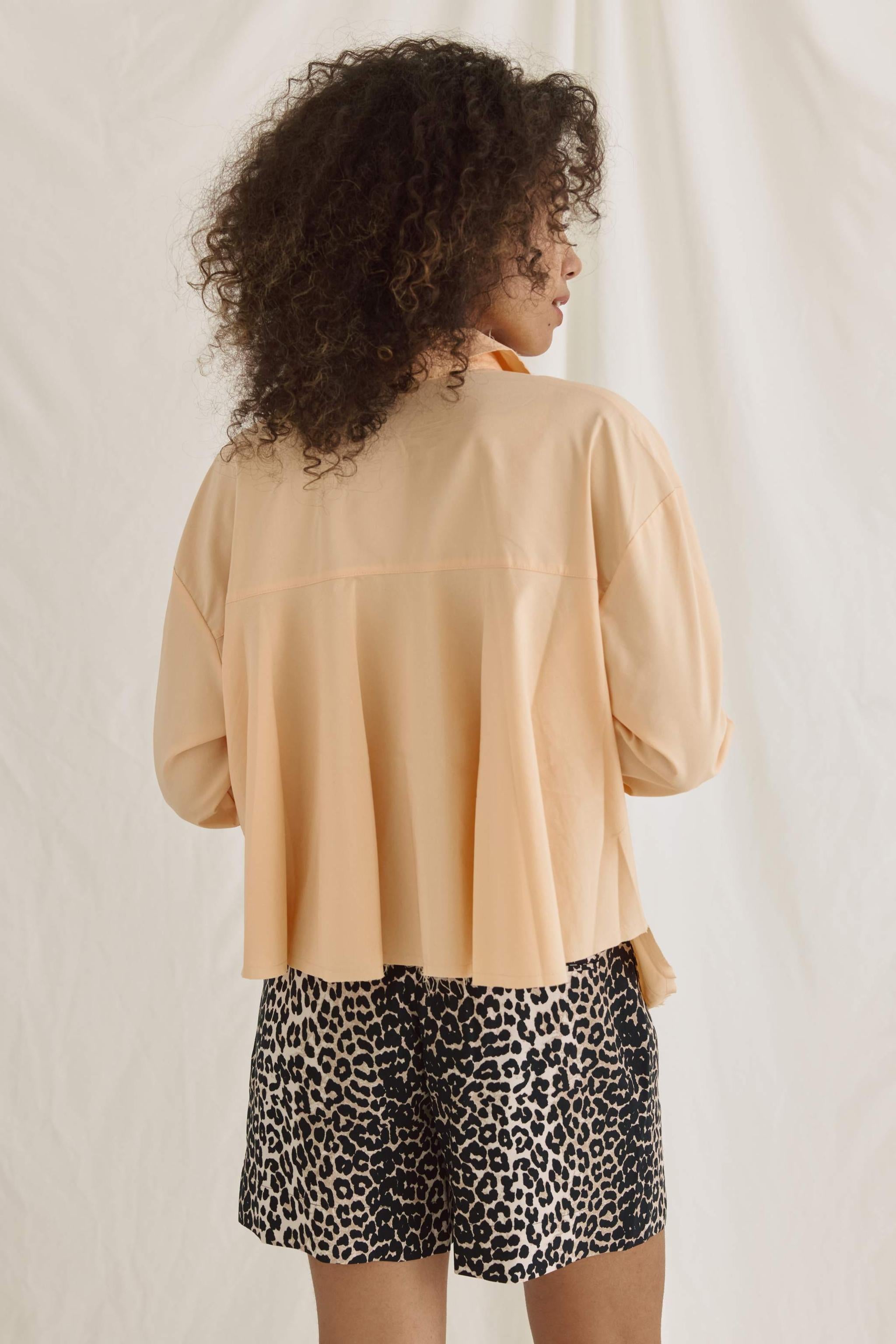 Bluse Mit Verkürztem Rücken Und Volants