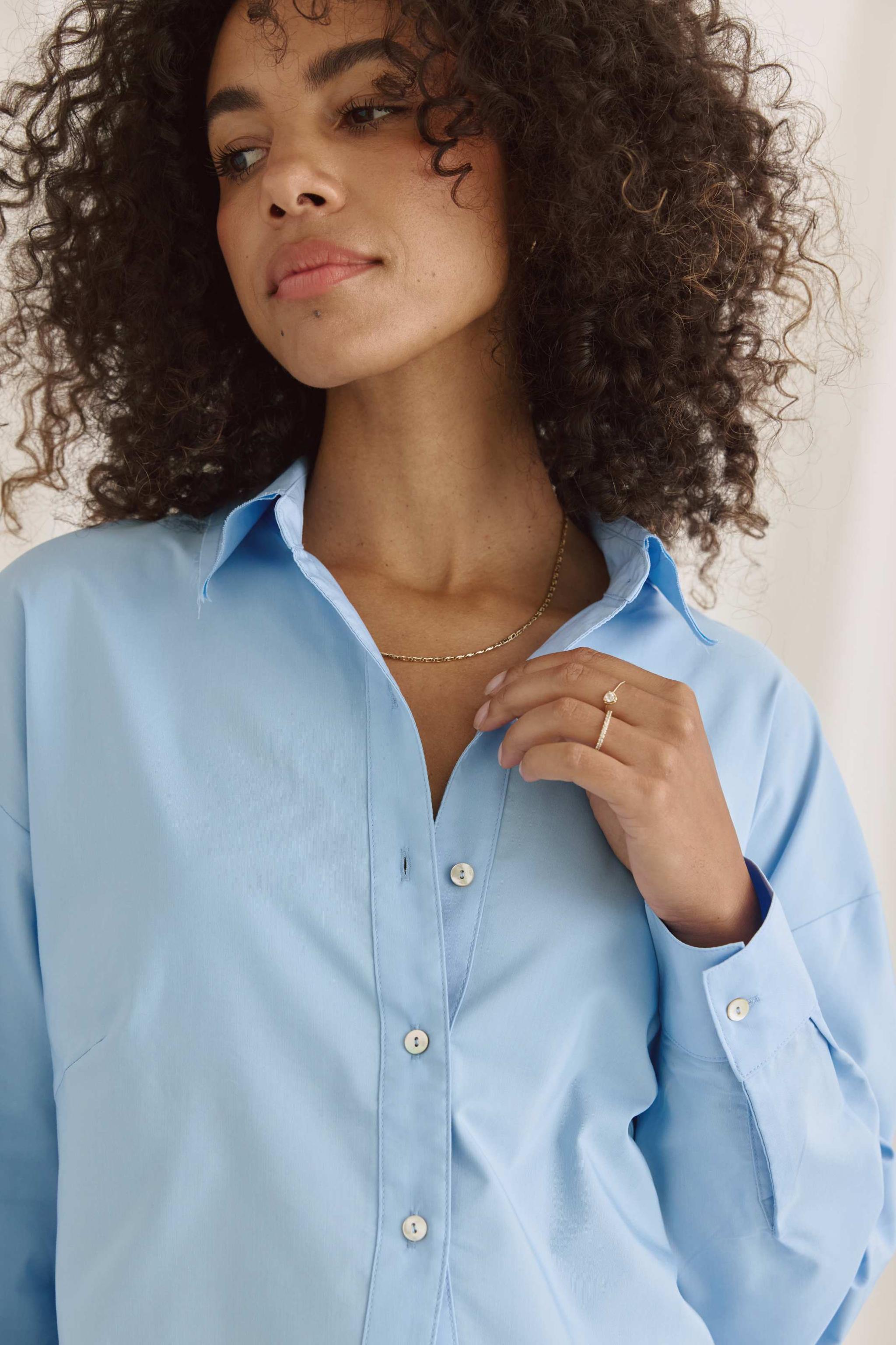 Bluse Mit Verkürztem Rücken Und Volants