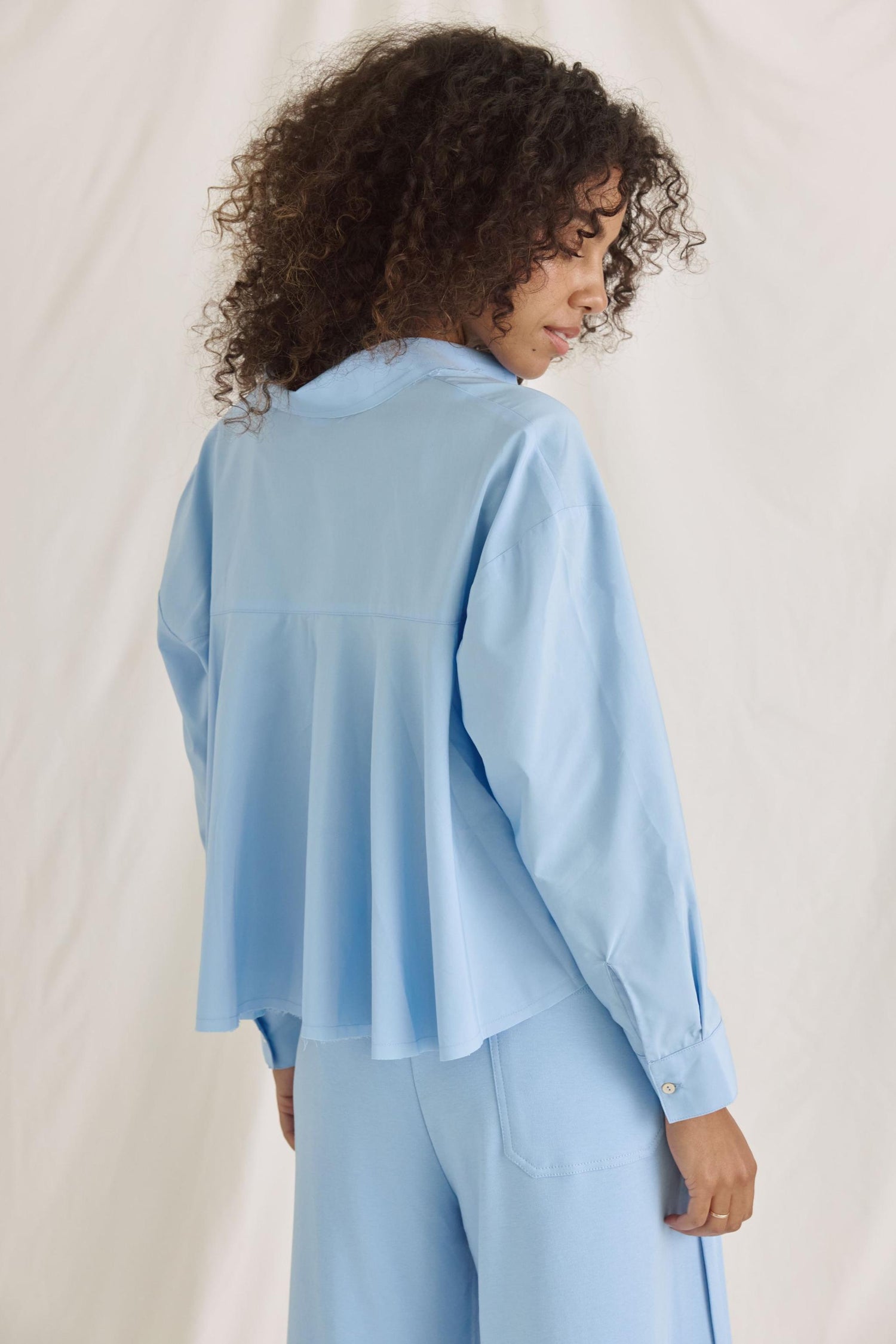 Bluse Mit Verkürztem Rücken Und Volants