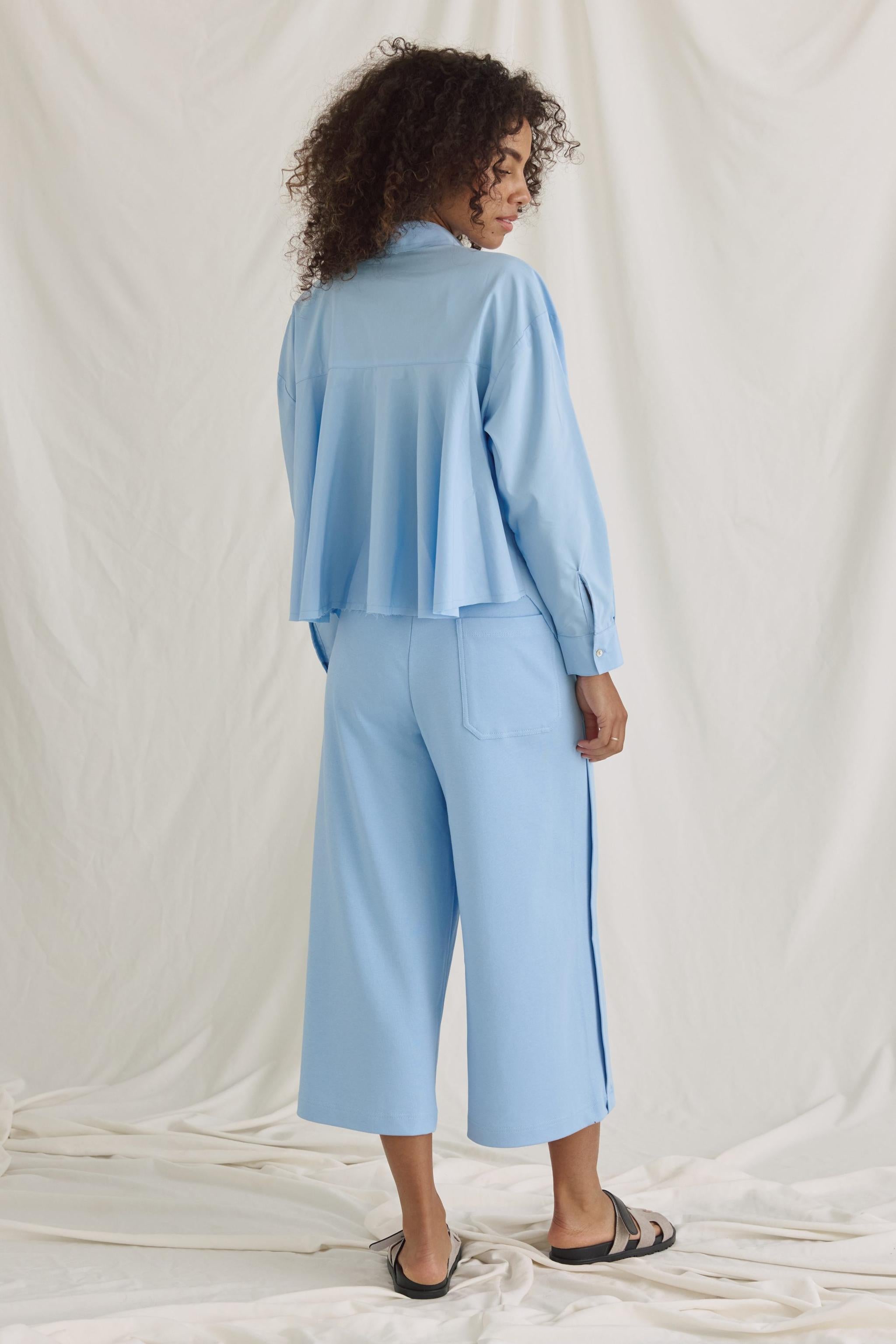 Bluse Mit Verkürztem Rücken Und Volants