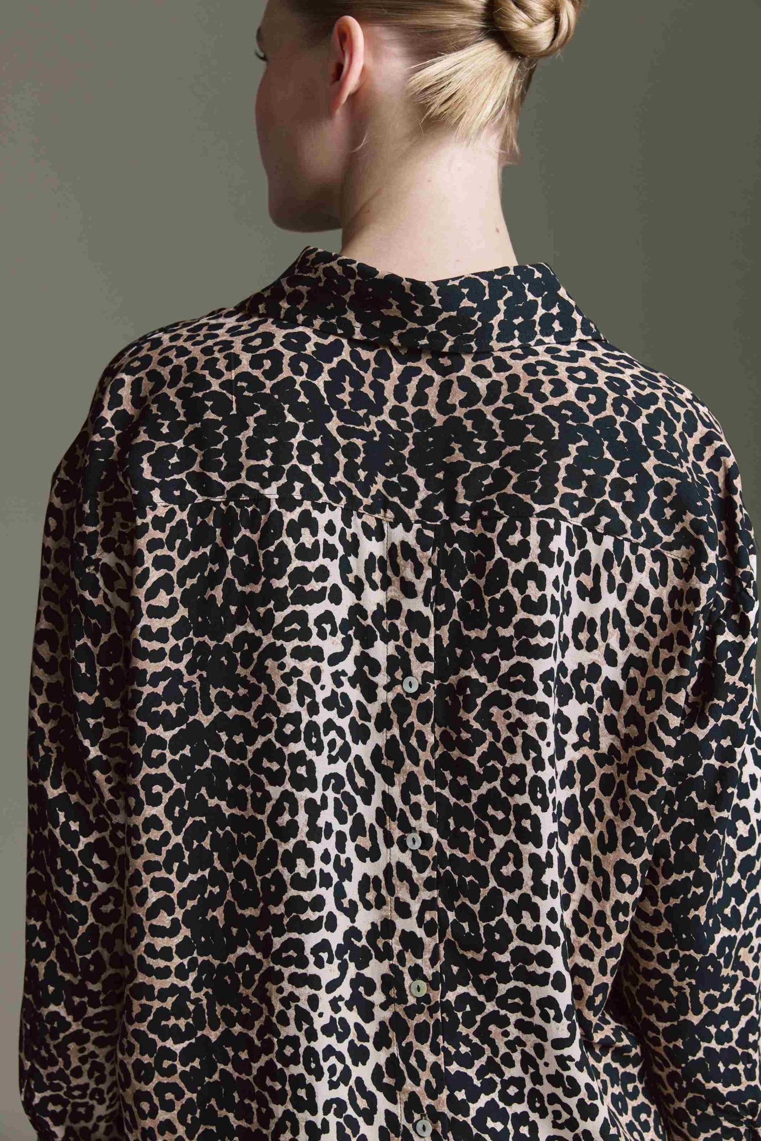 Oversized Bluse Mit Knopfleiste Auf Dem Rücken, Logo Tape Und Leo Aop