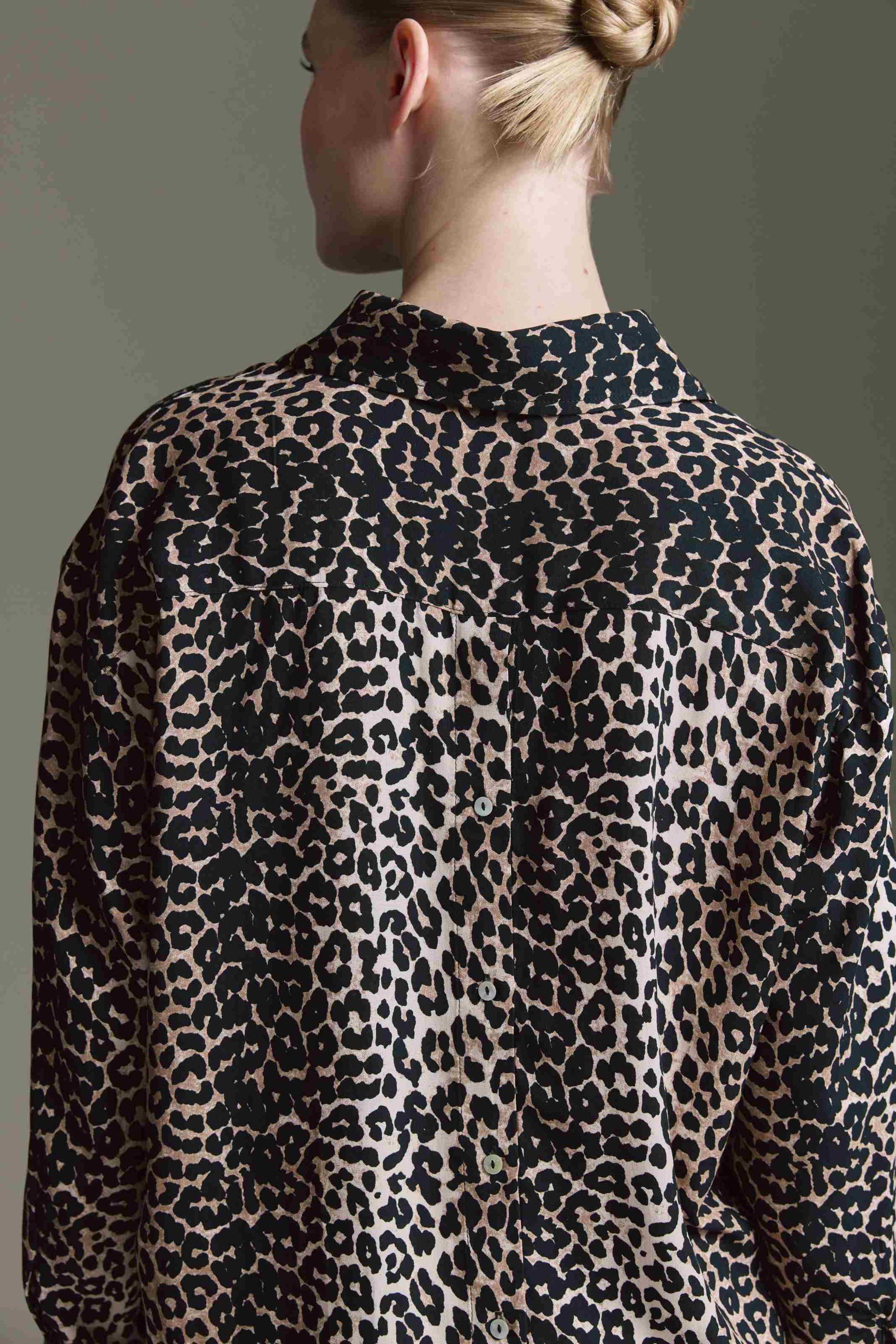 Oversized Bluse Mit Knopfleiste Auf Dem Rücken, Logo Tape Und Leo Aop