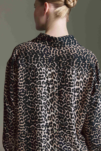 Oversized Bluse Mit Knopfleiste Auf Dem Rücken, Logo Tape Und Leo Aop