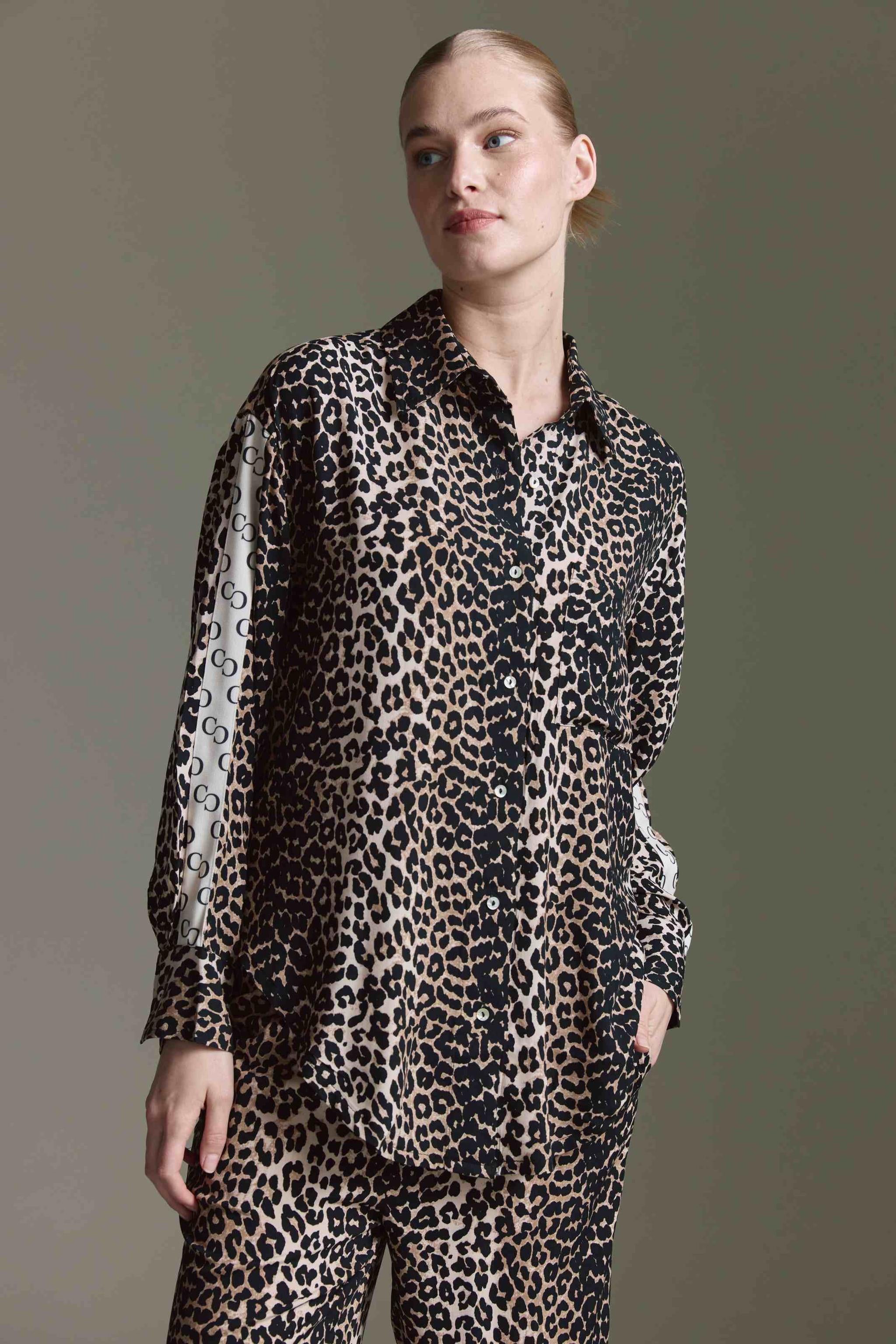 Oversized Bluse Mit Knopfleiste Auf Dem Rücken, Logo Tape Und Leo Aop