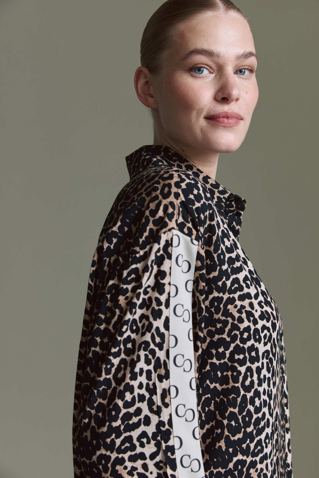 Oversized Bluse Mit Knopfleiste Auf Dem Rücken, Logo Tape Und Leo Aop