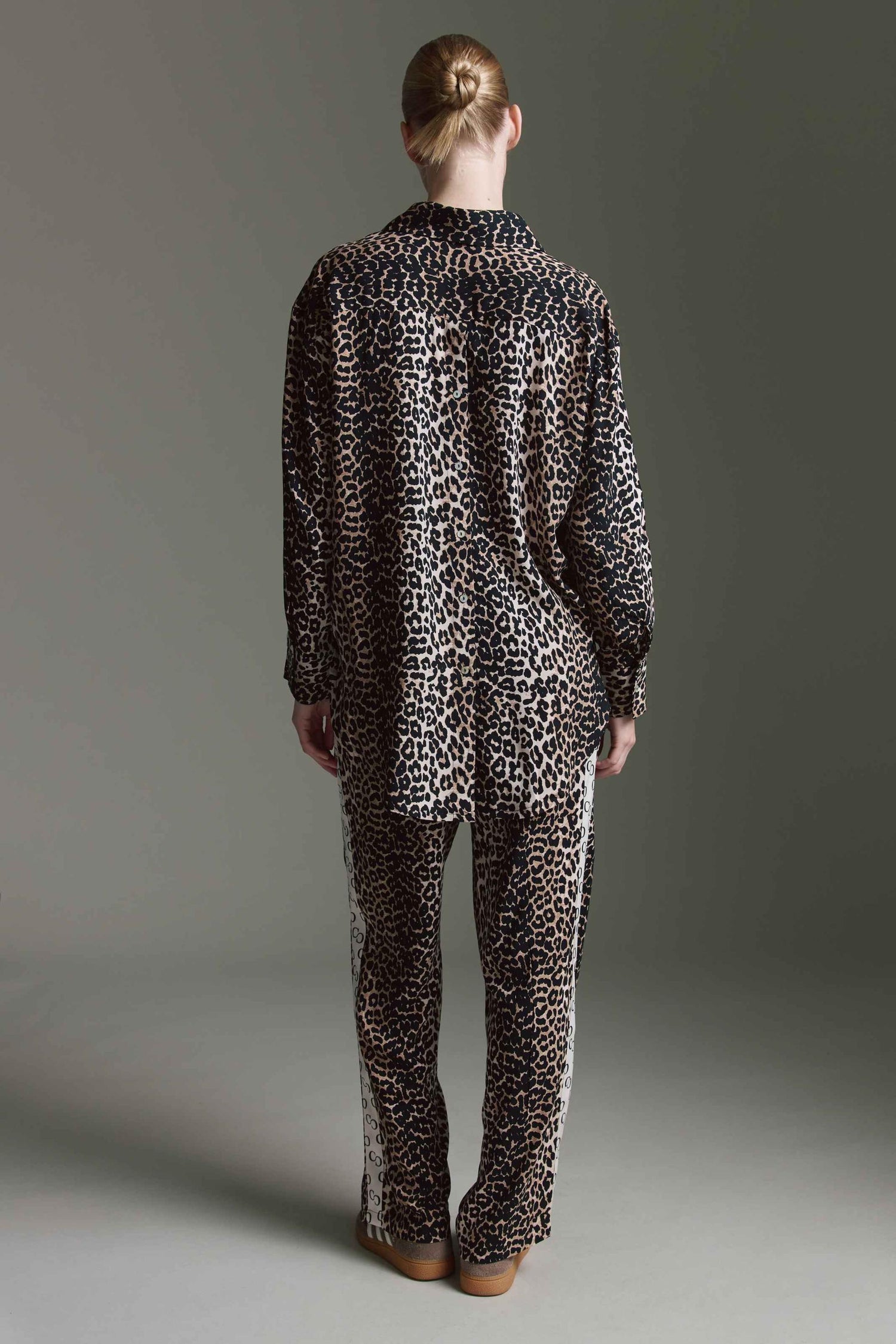 Oversized Bluse Mit Knopfleiste Auf Dem Rücken, Logo Tape Und Leo Aop