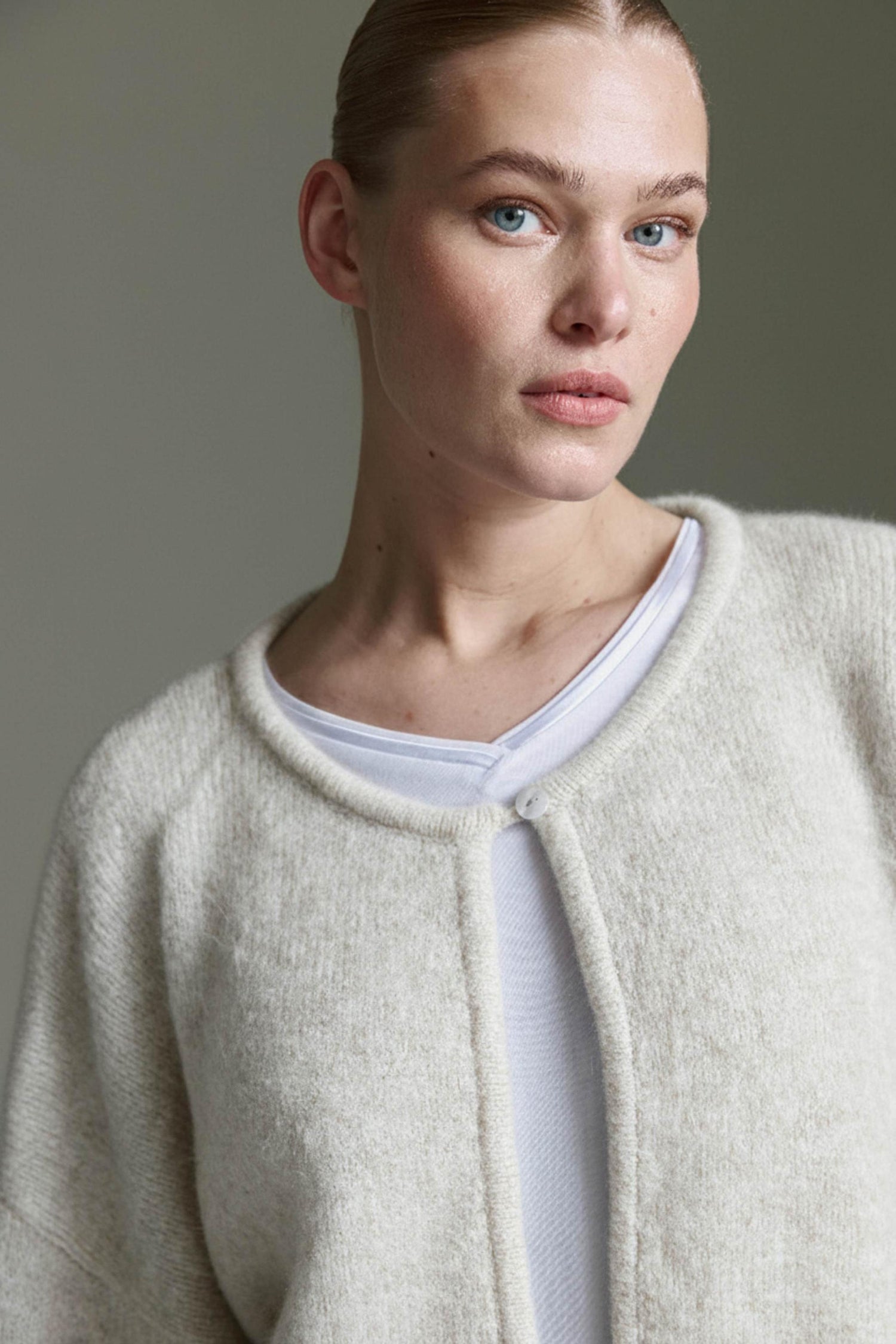 Kurzer Cape Cardigan Mit Einem Knopf