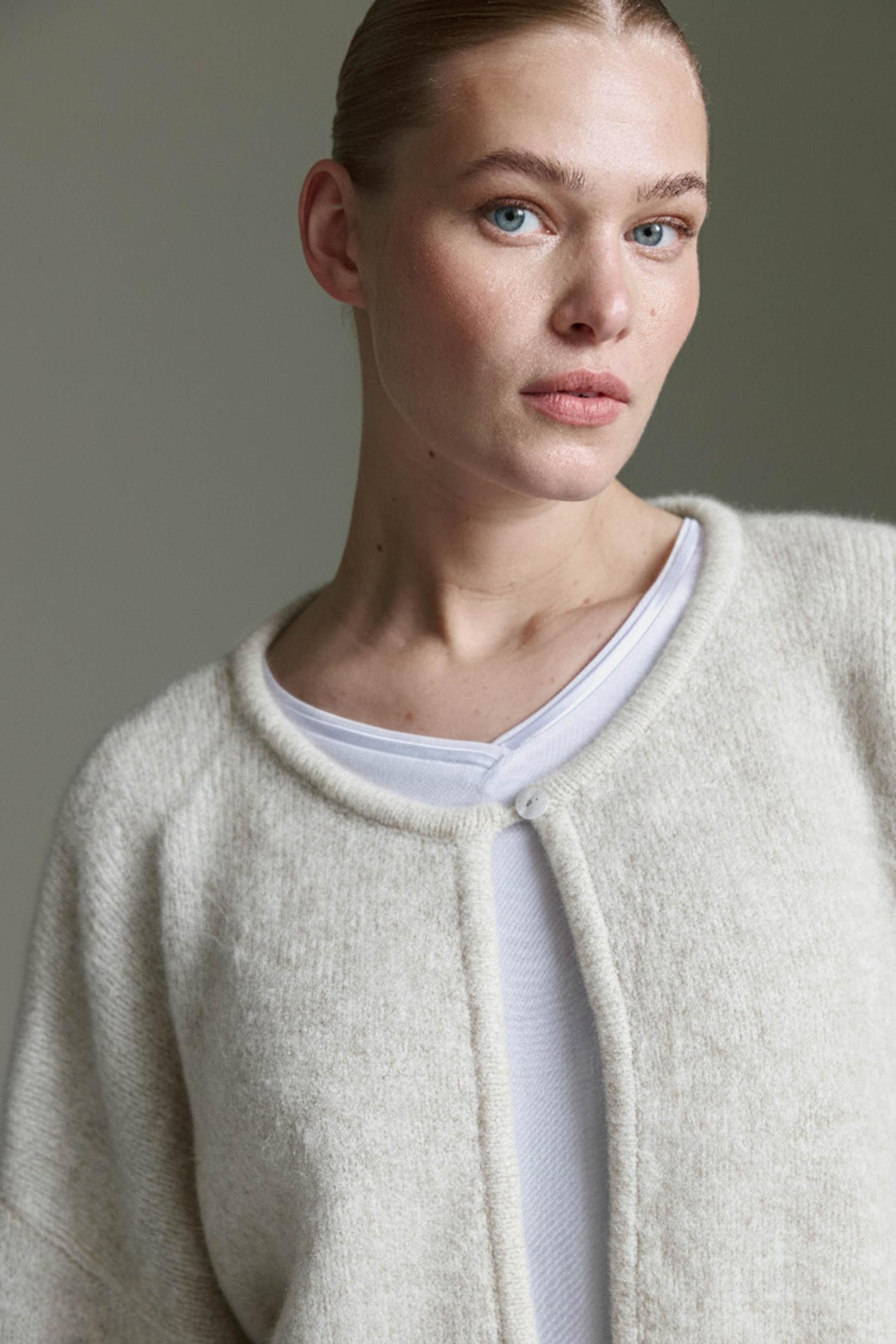 Kurzer Cape Cardigan Mit Einem Knopf