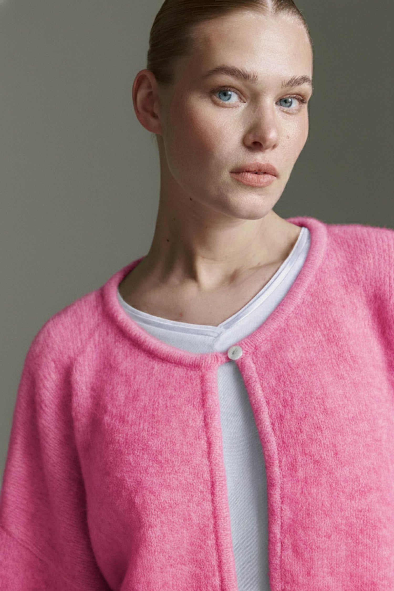 Kurzer Cape Cardigan Mit Einem Knopf