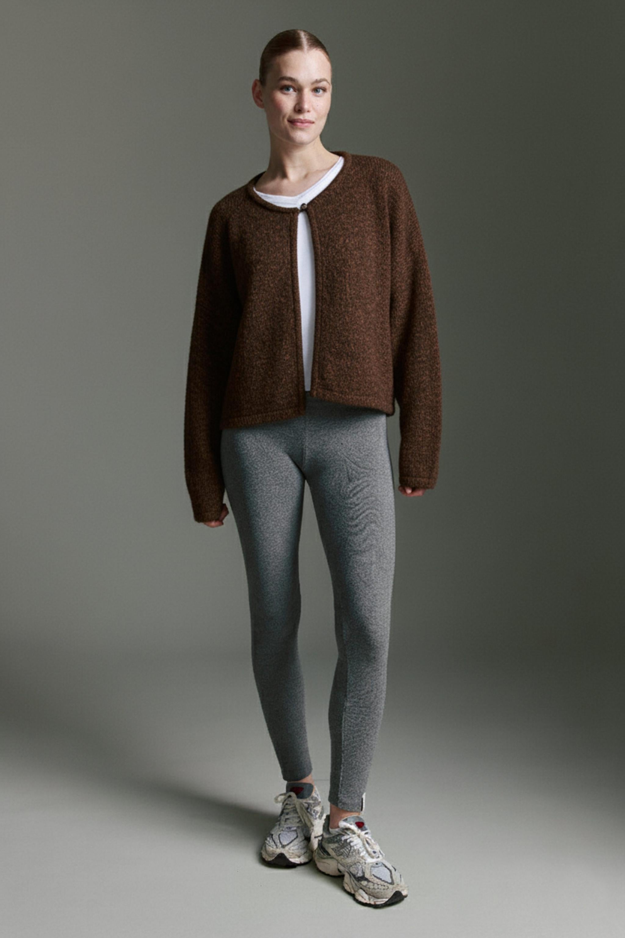 Kurzer Cape Cardigan Mit Einem Knopf