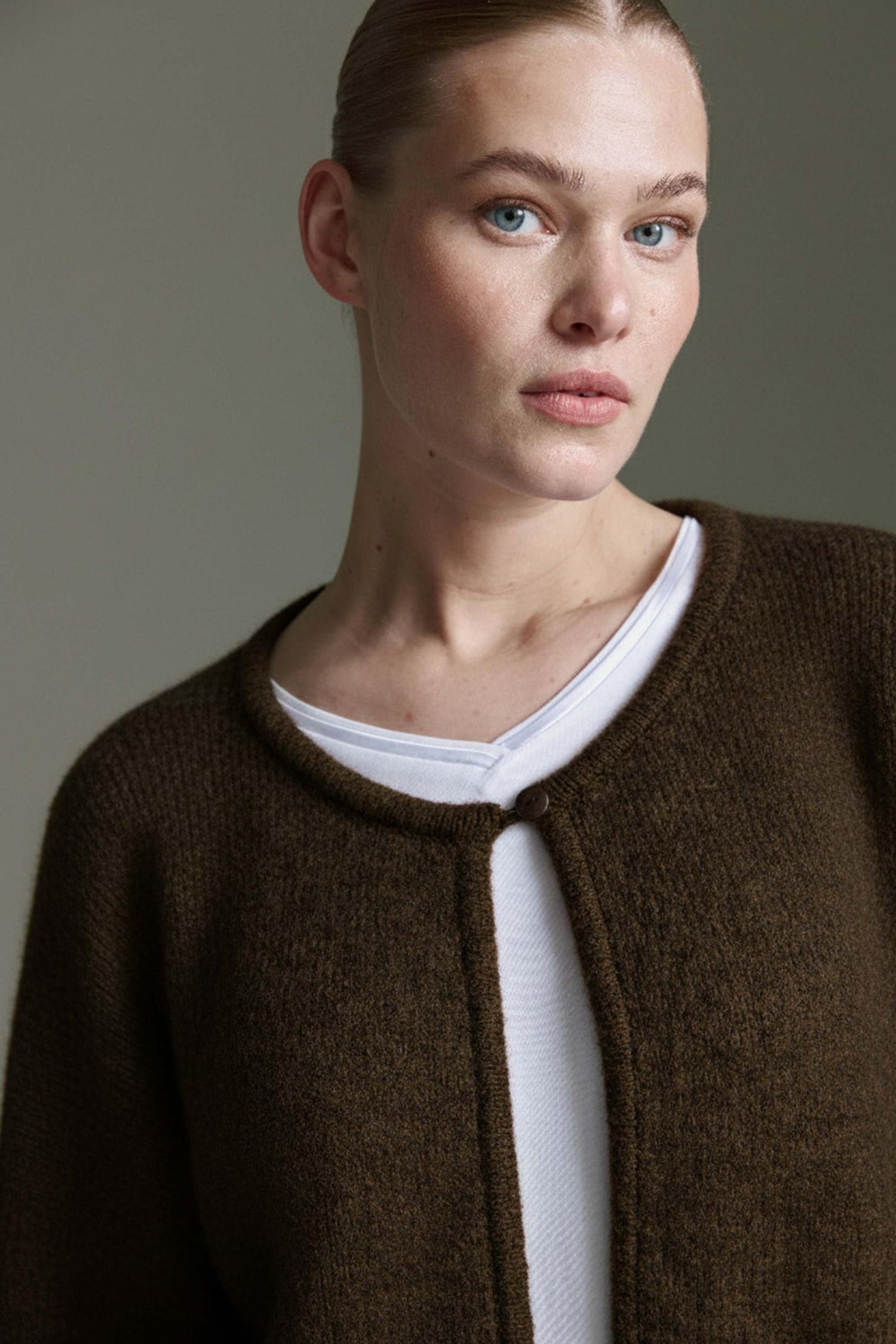 Kurzer Cape Cardigan Mit Einem Knopf