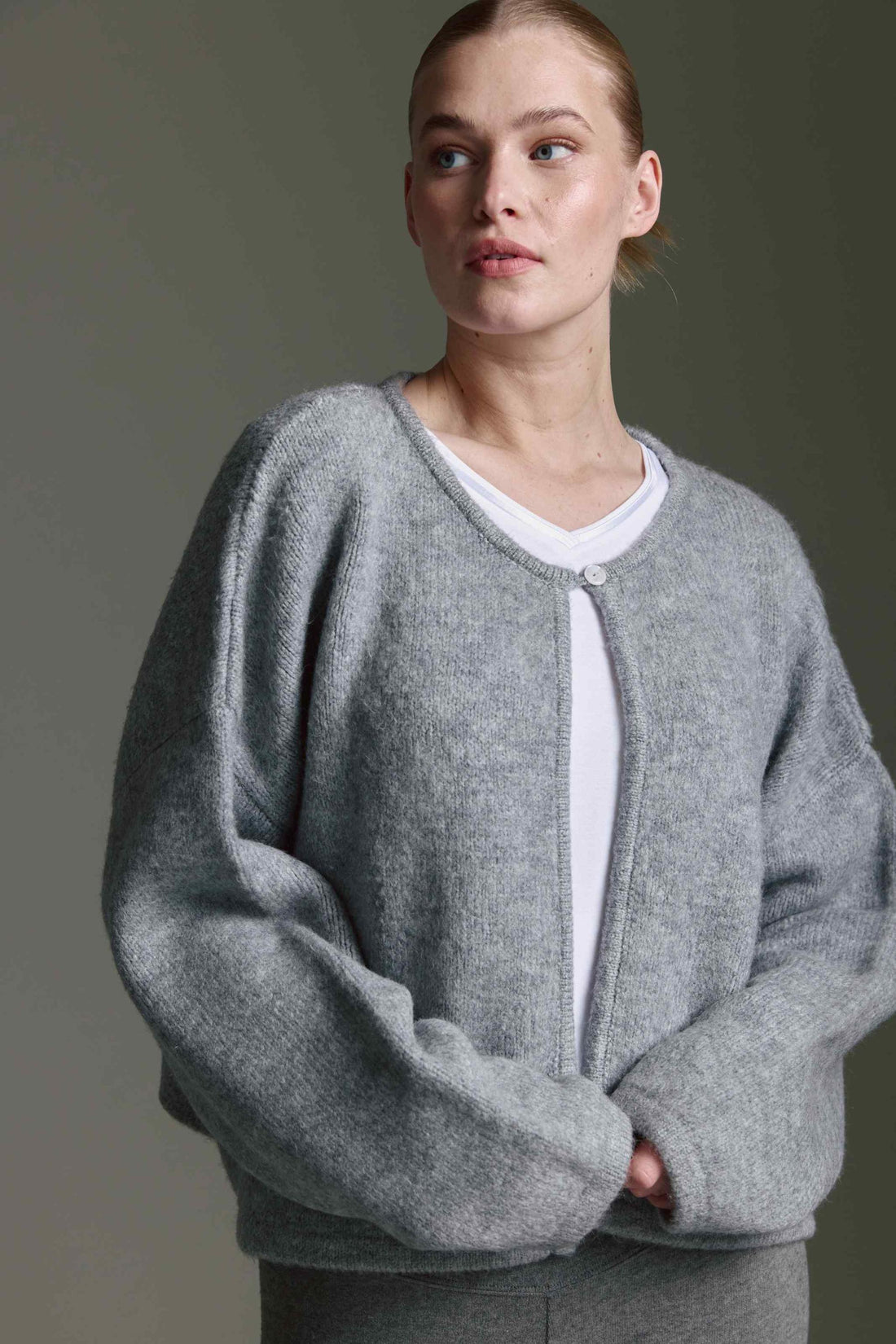 Kurzer Cape Cardigan Mit Einem Knopf