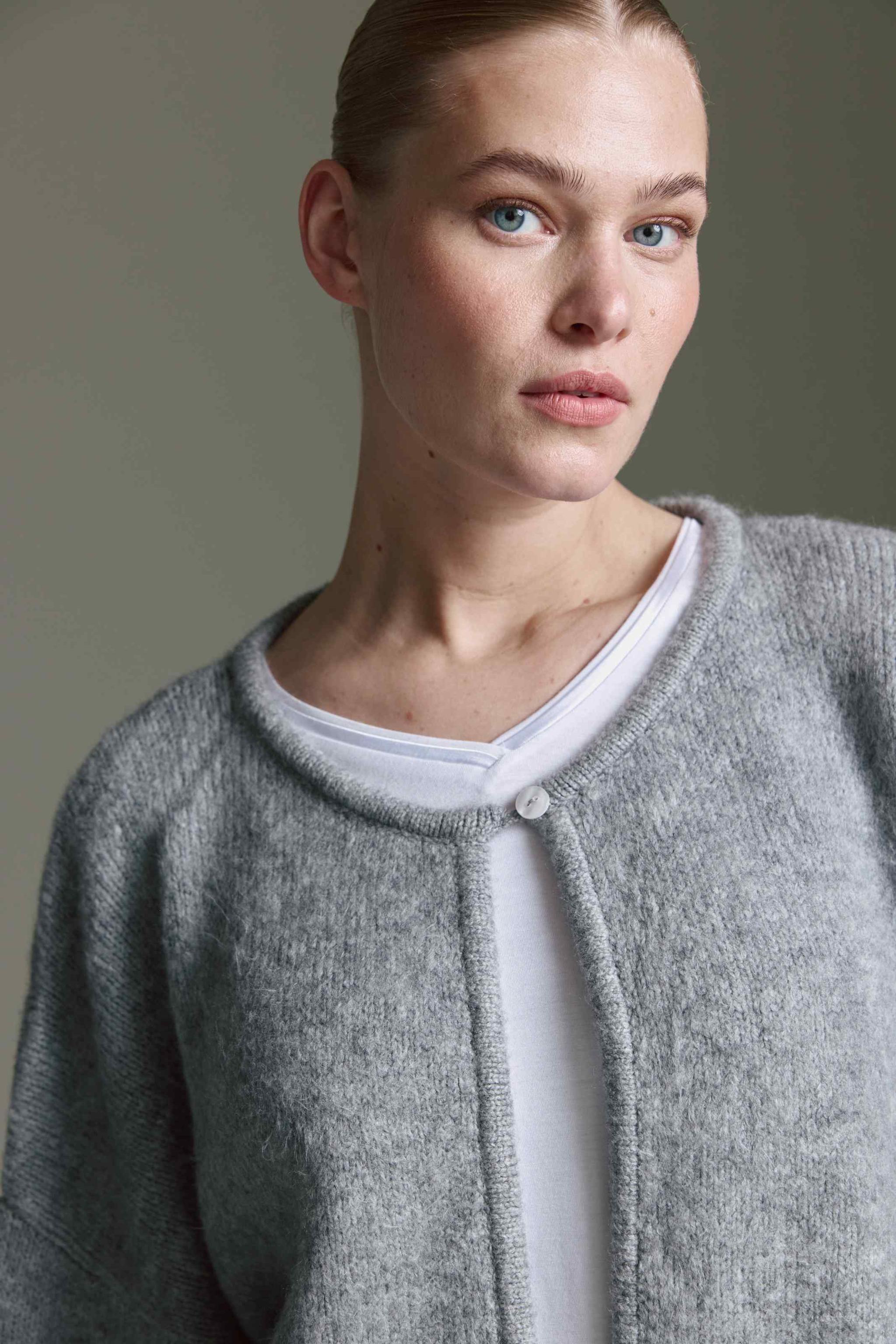 Kurzer Cape Cardigan Mit Einem Knopf