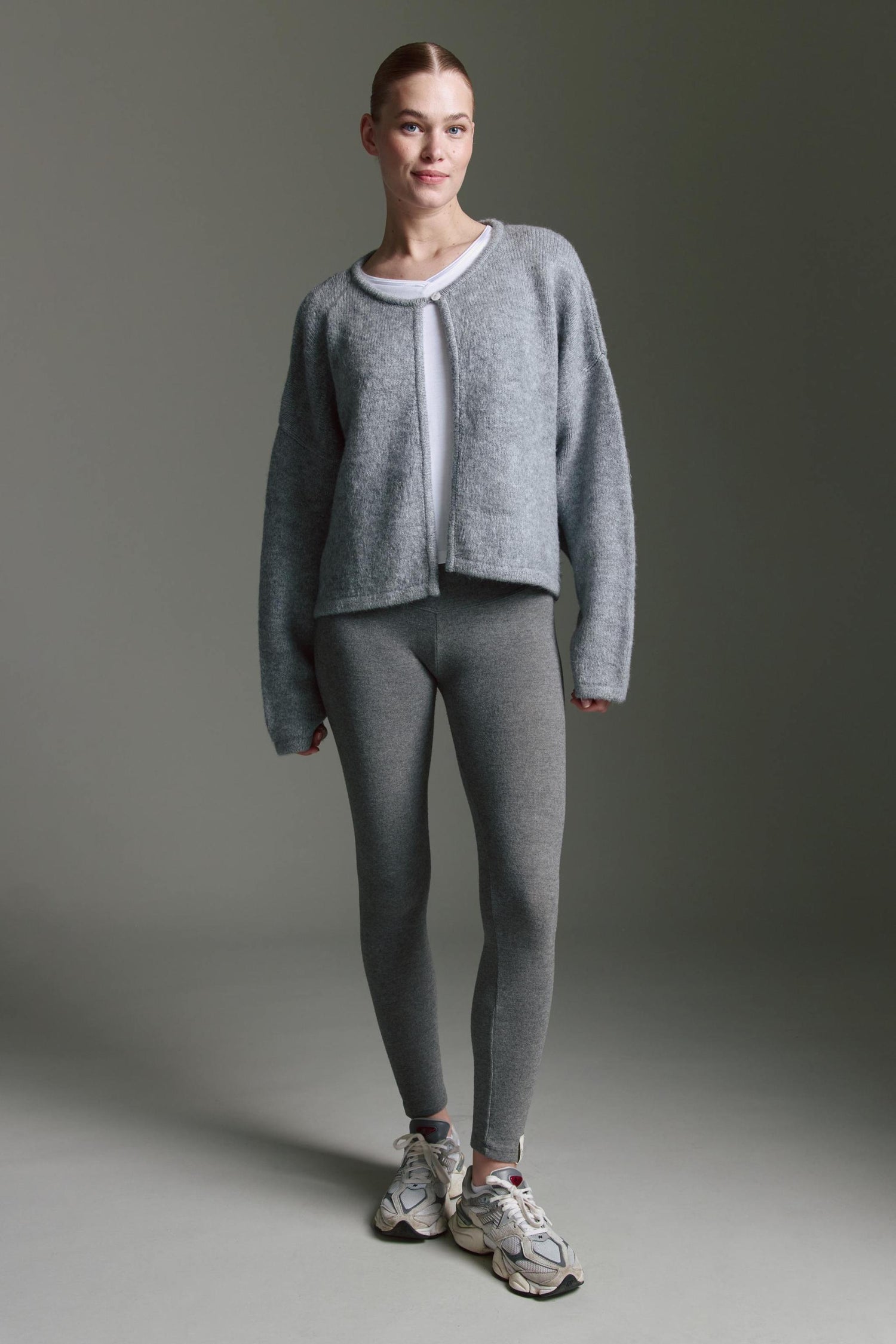 Kurzer Cape Cardigan Mit Einem Knopf