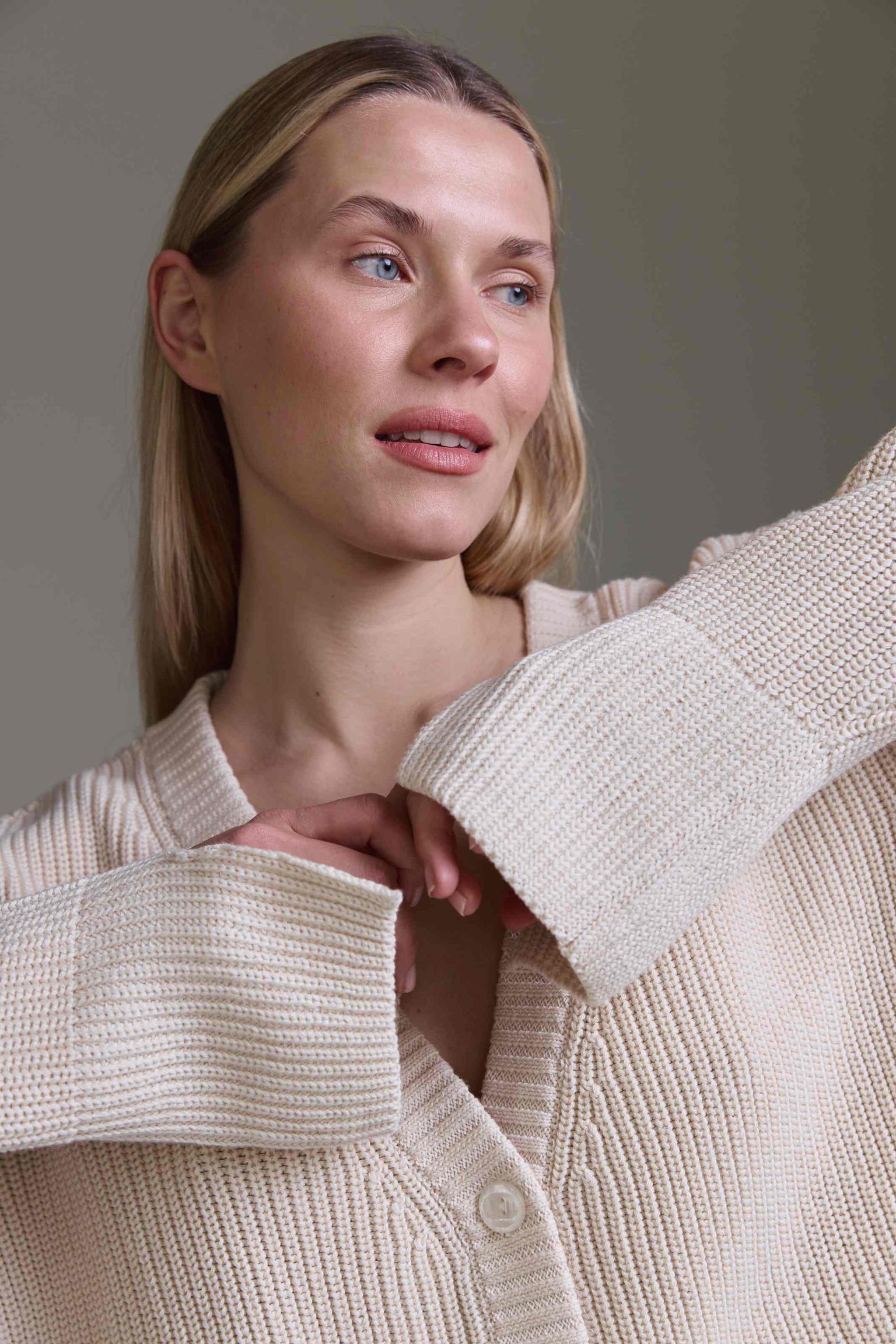 Oversized Strickcardigan Mit Besonderem Ärmelabschluss