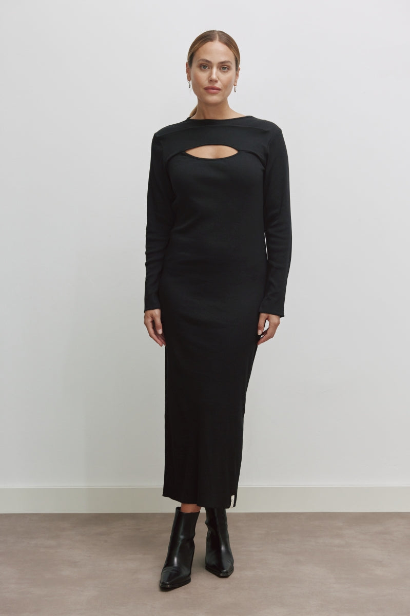 Geripptes Kleid Mit Turtle Neck, Cut Details Und Hinterem Schlitz