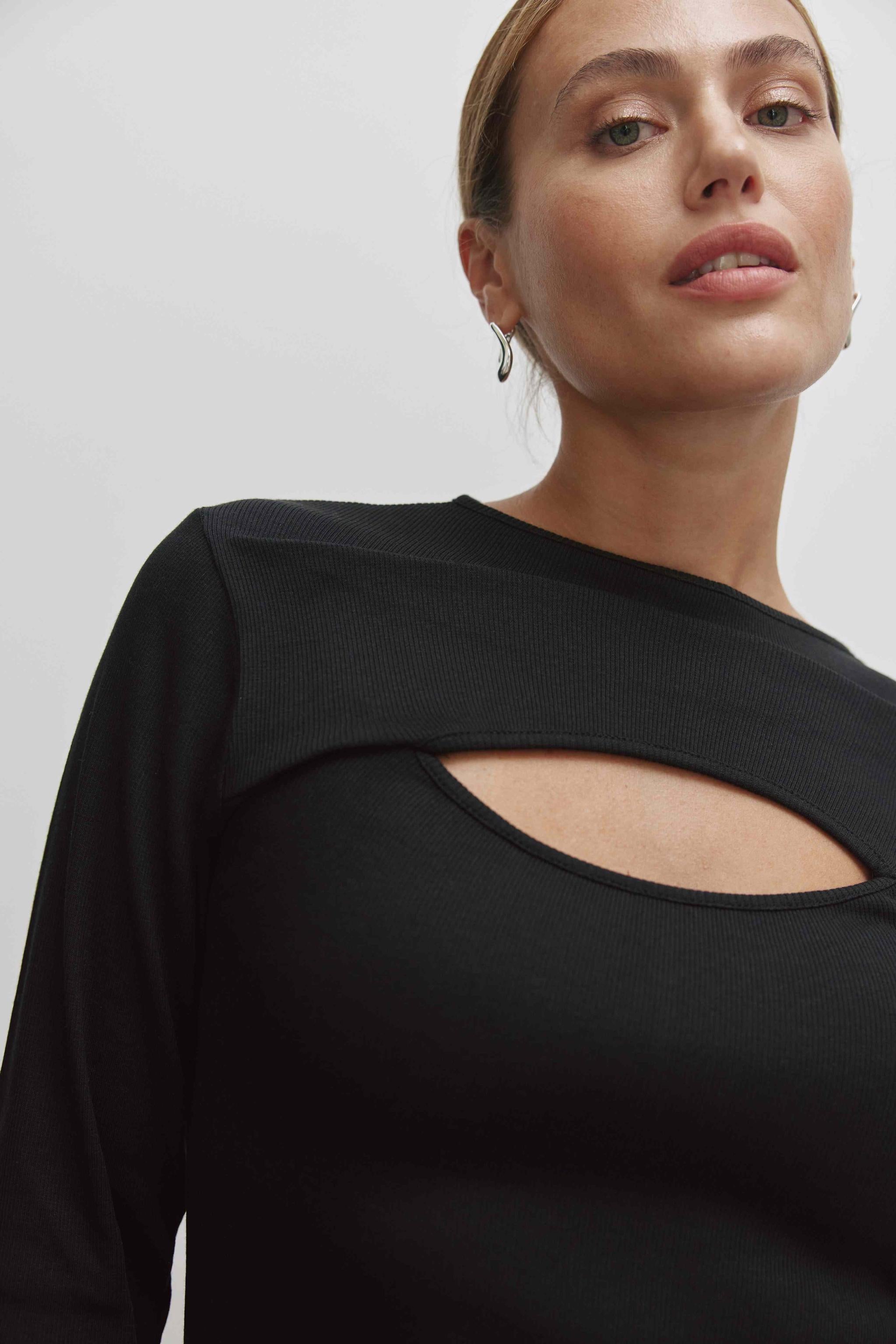 Geripptes Kleid Mit Turtle Neck, Cut Details Und Hinterem Schlitz