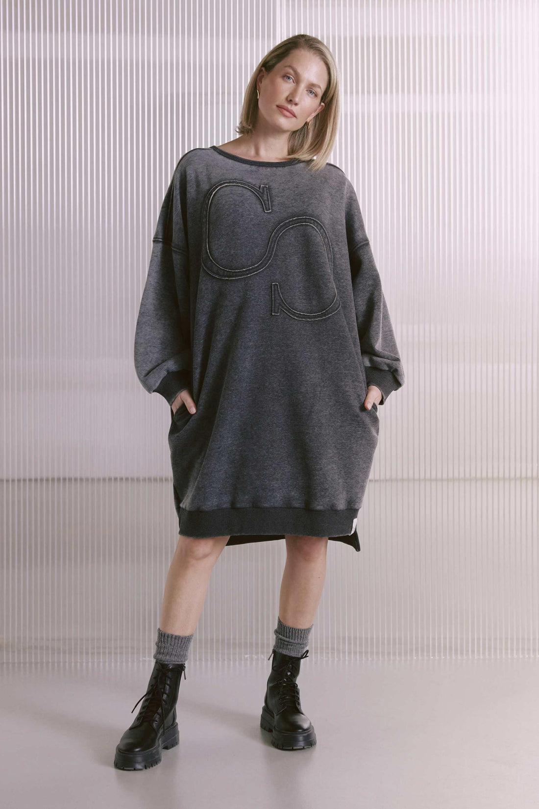 Burnout Washed Oversized Sweatshirt Dress Mit Logo Applikation