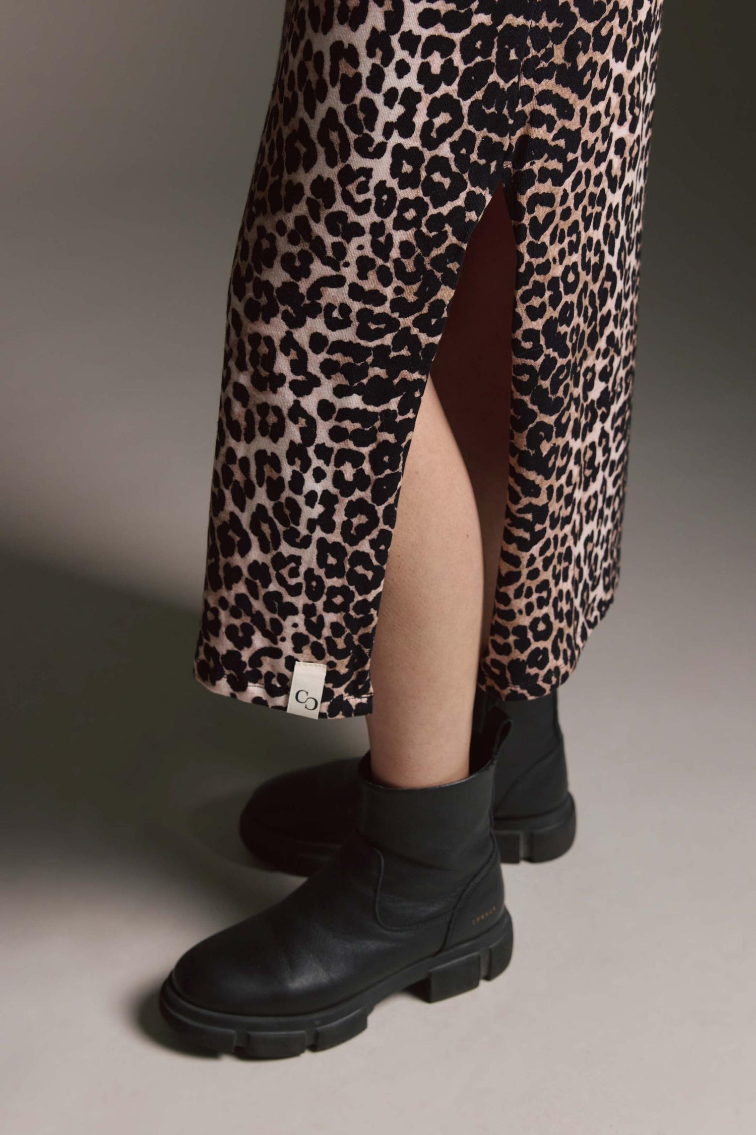 Softes Kleid Mit Polokragen, Seitenschlitz Und Leo Aop