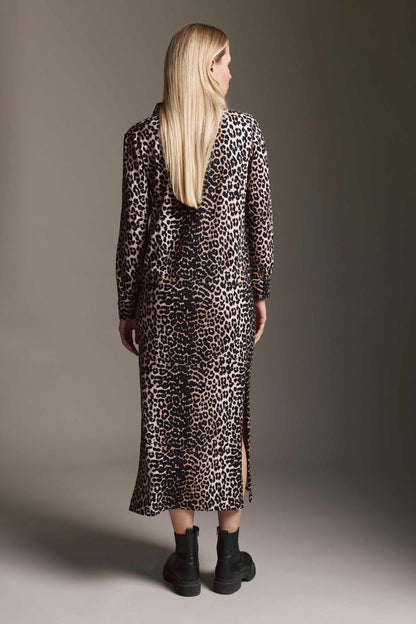Softes Kleid Mit Polokragen, Seitenschlitz Und Leo Aop