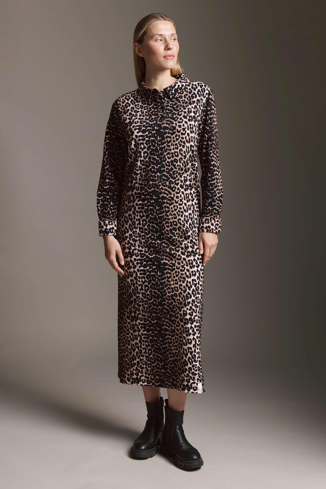 Softes Kleid Mit Polokragen, Seitenschlitz Und Leo Aop