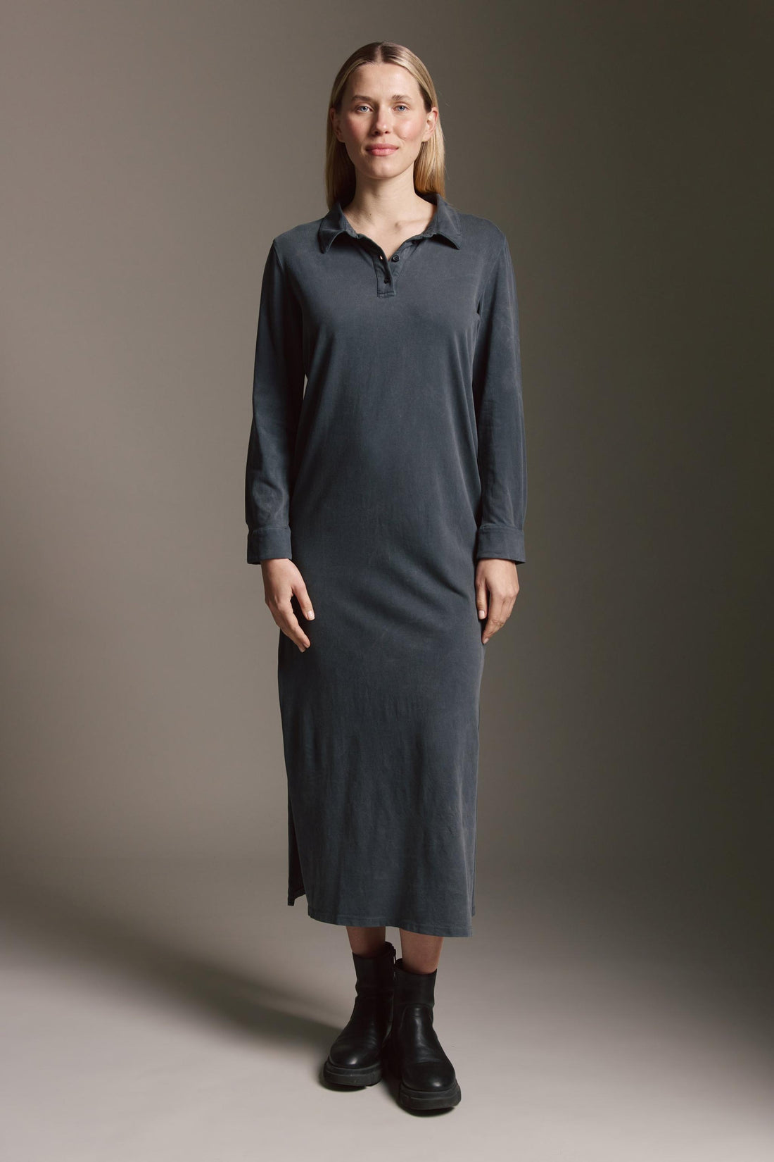 Gewaschenes Kleid Mit Polokragen Und Seitenschlitz