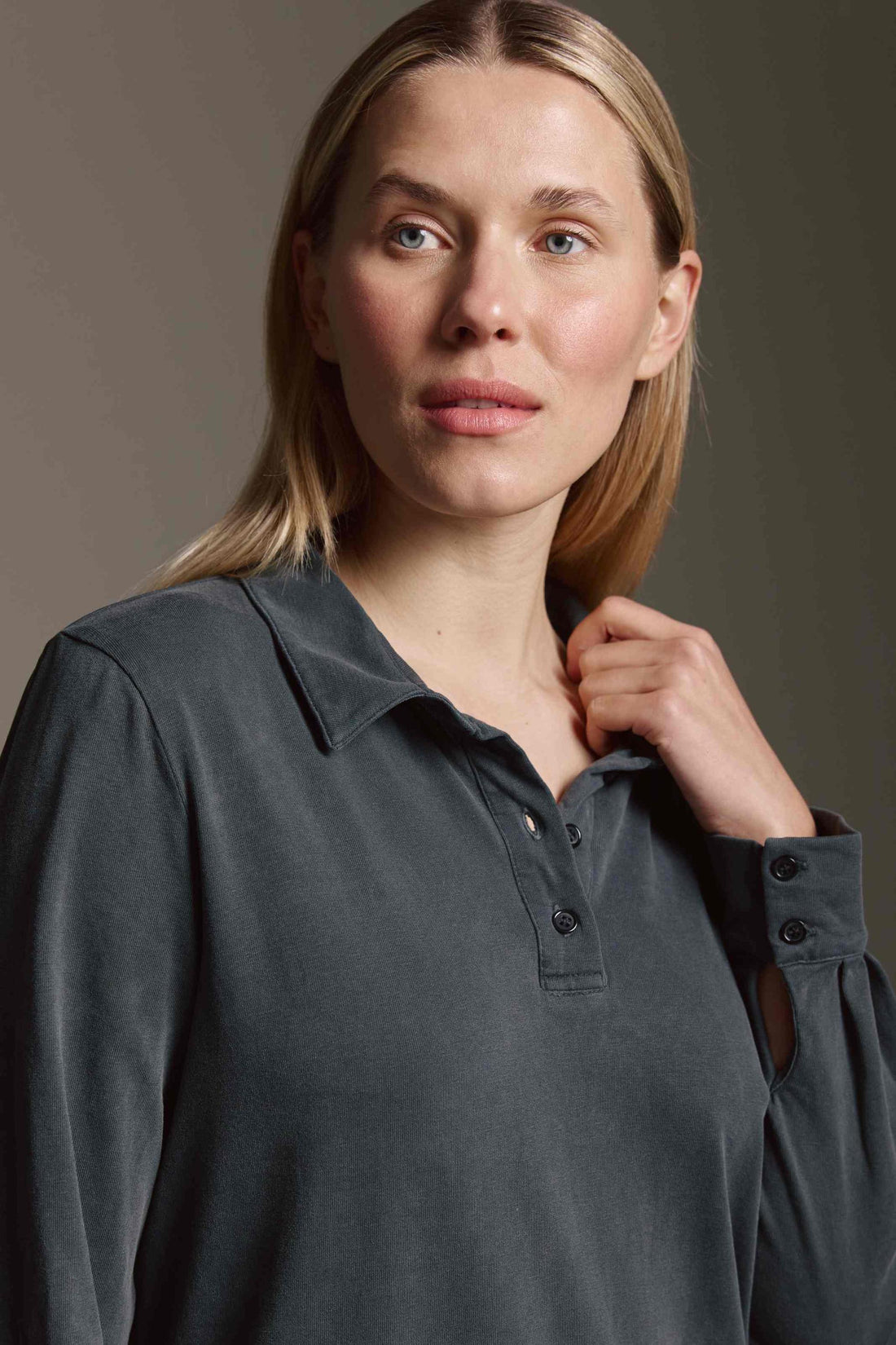 Gewaschenes Kleid Mit Polokragen Und Seitenschlitz