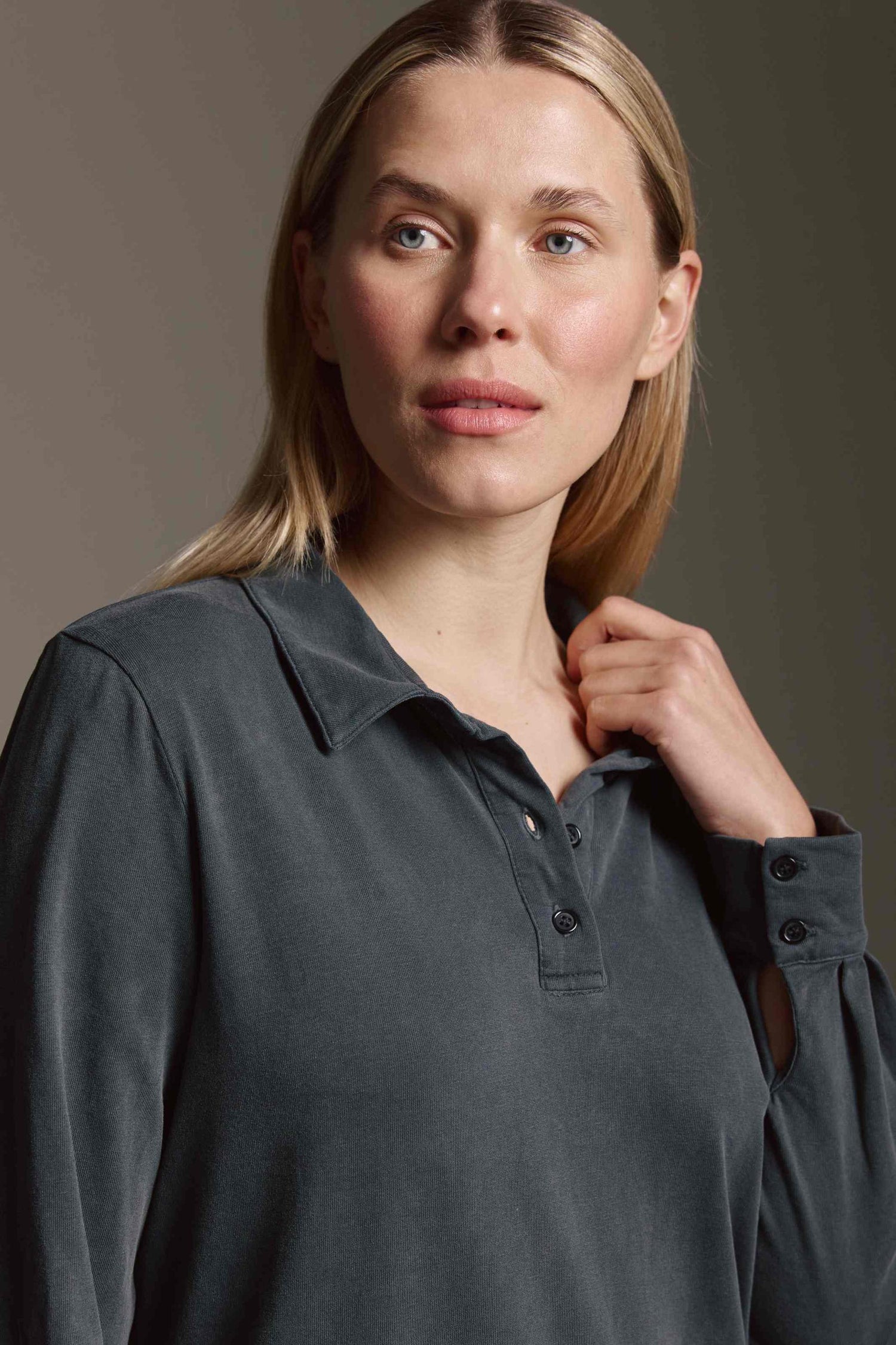 Gewaschenes Kleid Mit Polokragen Und Seitenschlitz