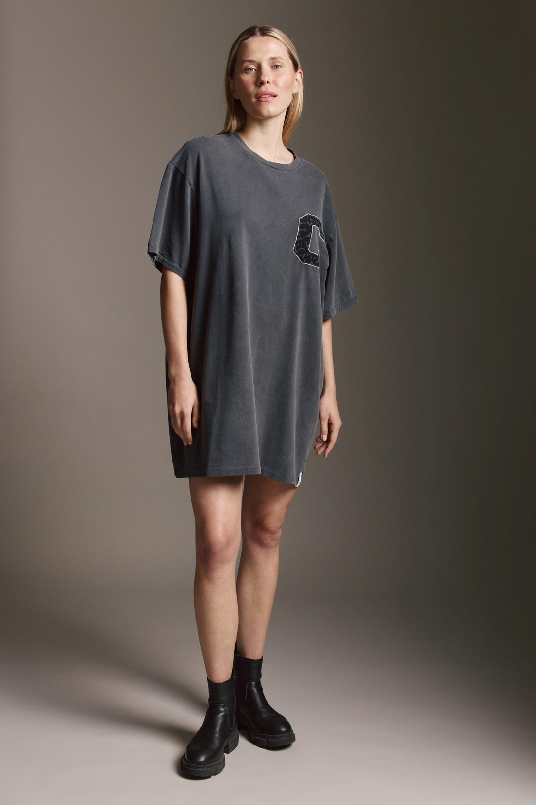 Gewaschenes Kleid Mit Logo Applikation