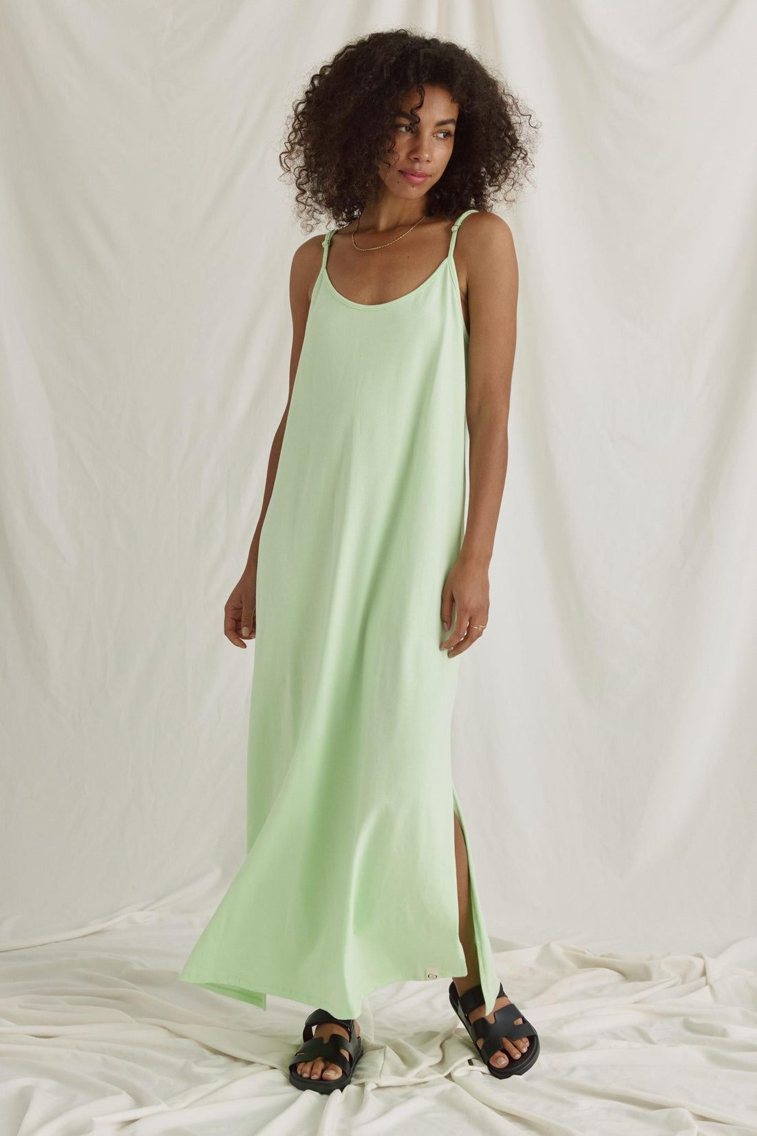 Softes Oversized Maxi Kleid Mit Trägern Und Seitenschlitzen