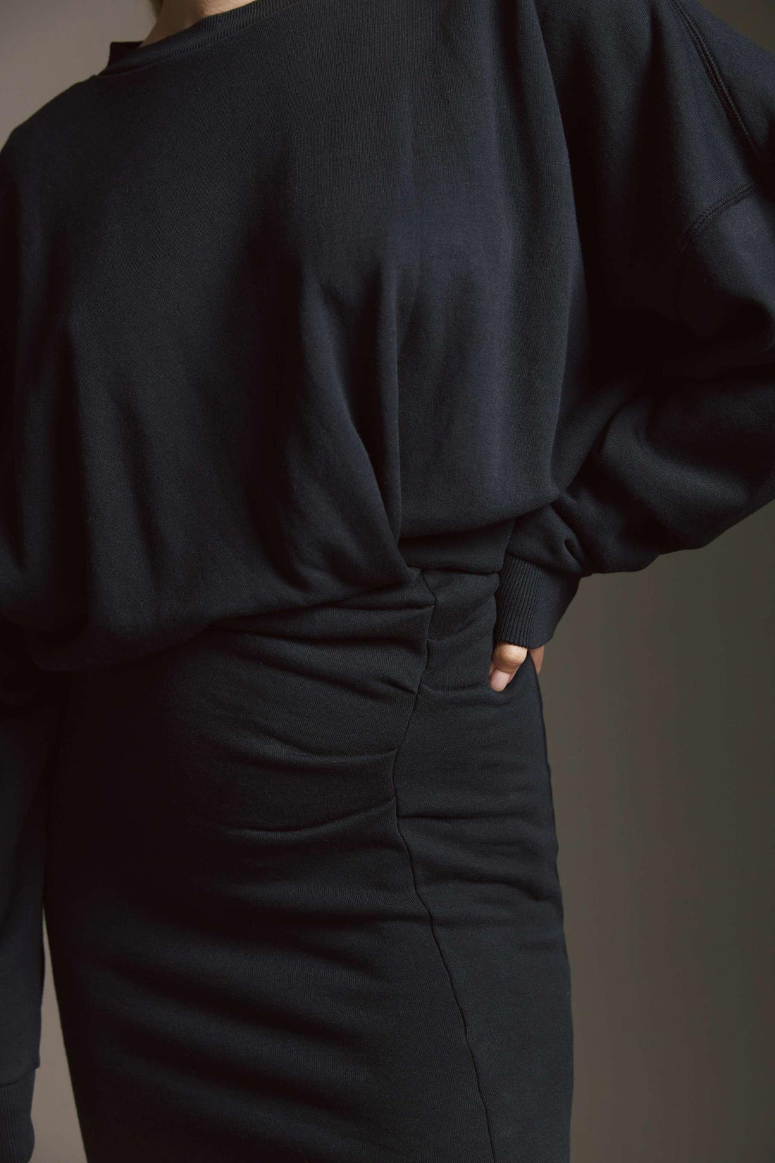 Softes Kleid Mit Raffung An Der Taille Und Seitenschlitz