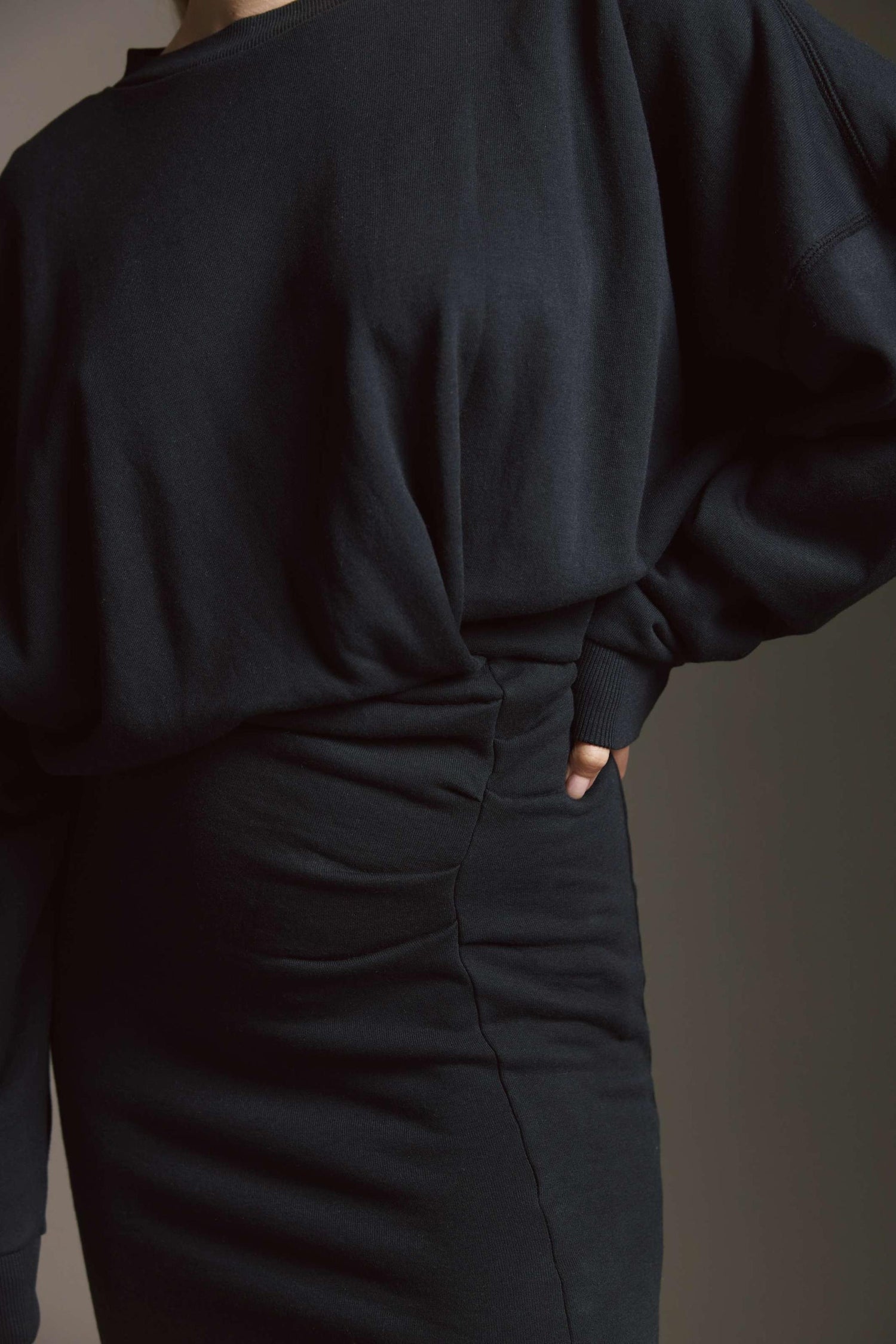 Softes Kleid Mit Raffung An Der Taille Und Seitenschlitz