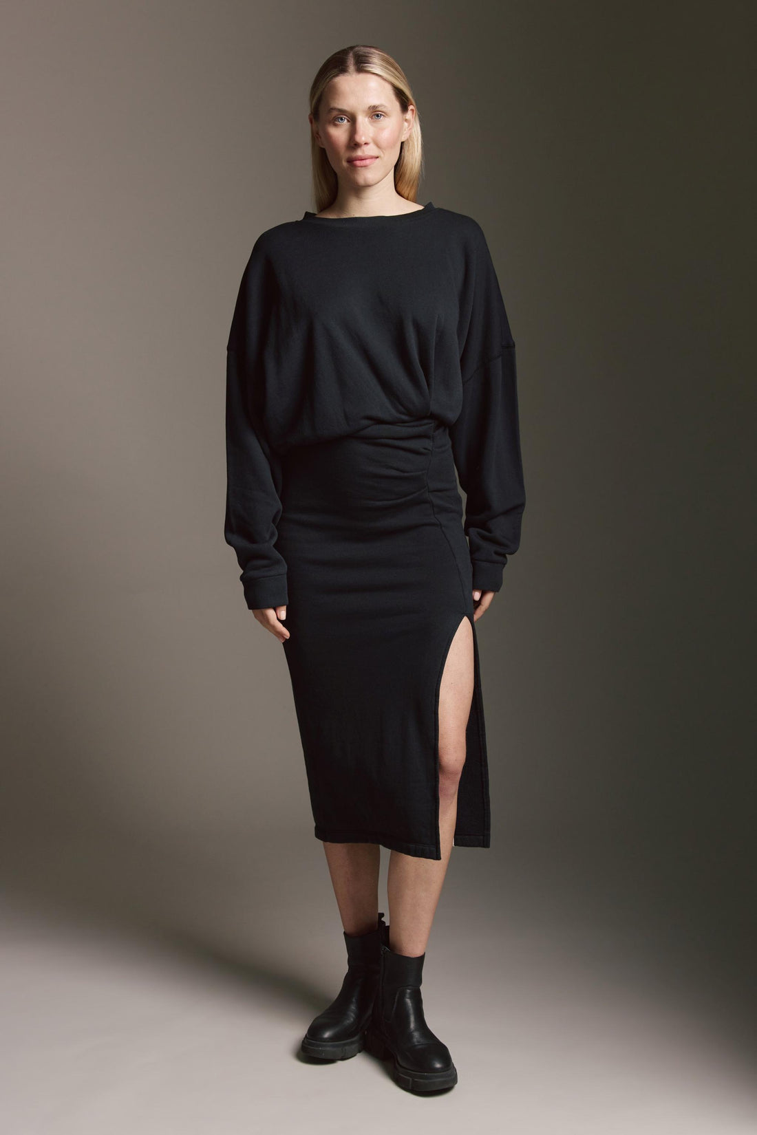 Softes Kleid Mit Raffung An Der Taille Und Seitenschlitz
