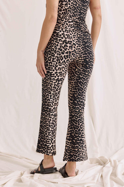 Softe Flaired Leggings Mit Hohem Bund Und Leo Aop