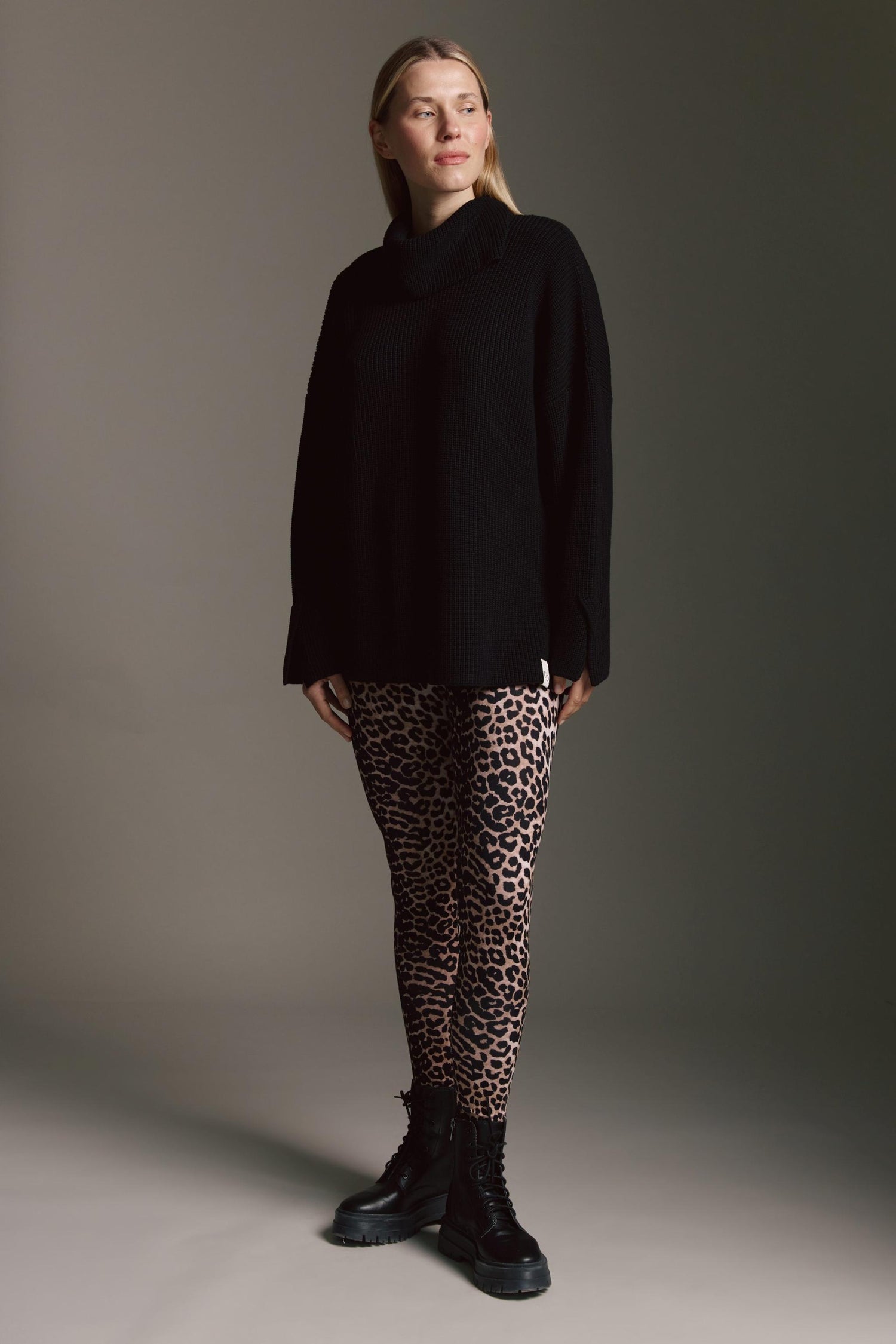 Oversized Strickpullover Mit Rollkragen, Seitenschlitzen Und Besonderem Ärmelabschluss
