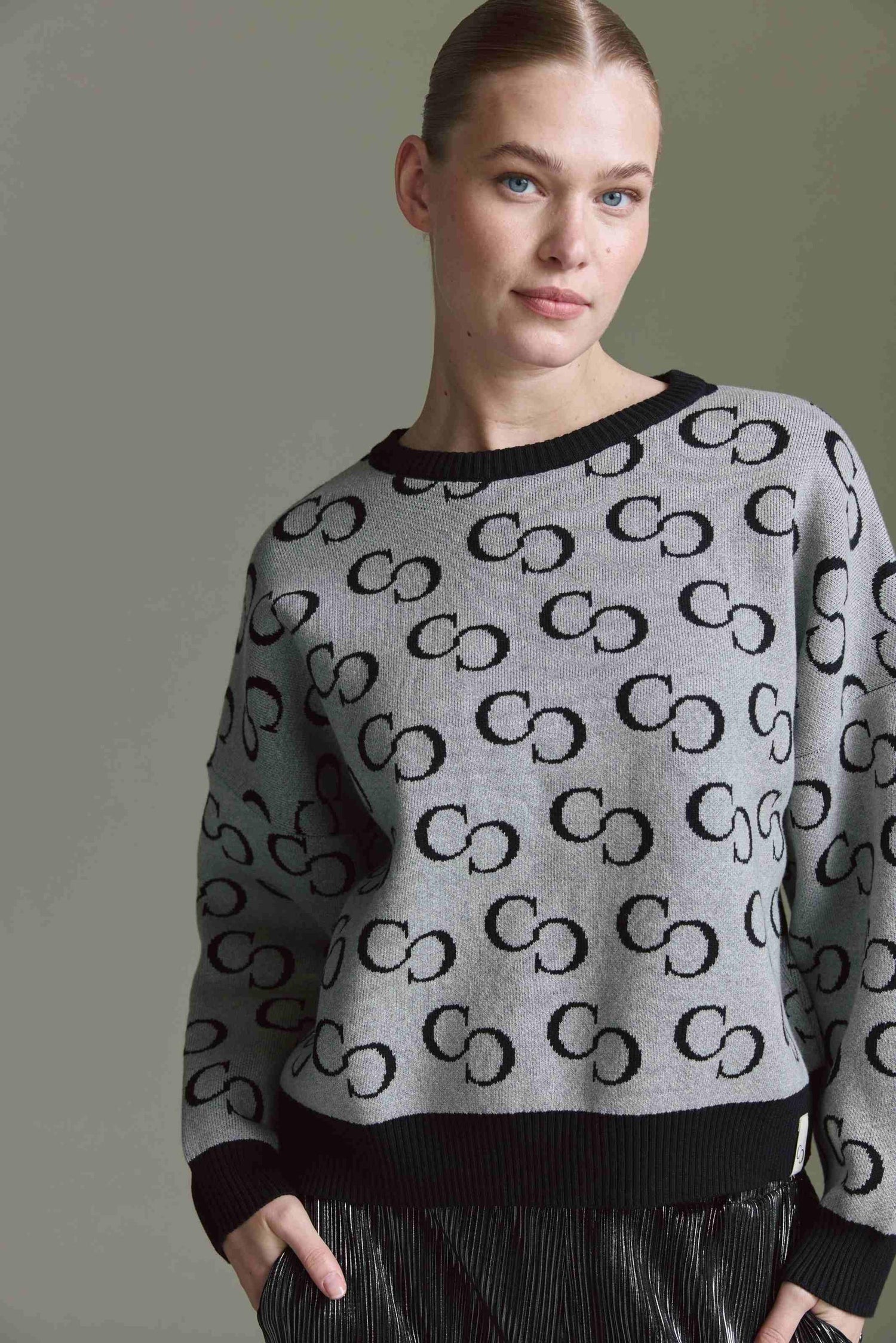 Intarsia Pullover Mit Rundhals Und Logo Aop