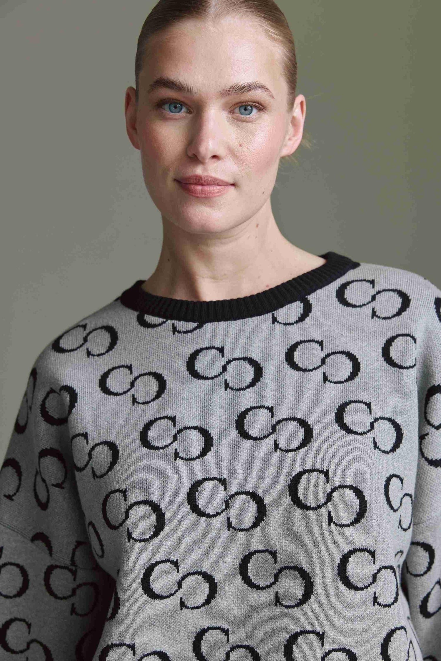 Intarsia Pullover Mit Rundhals Und Logo Aop