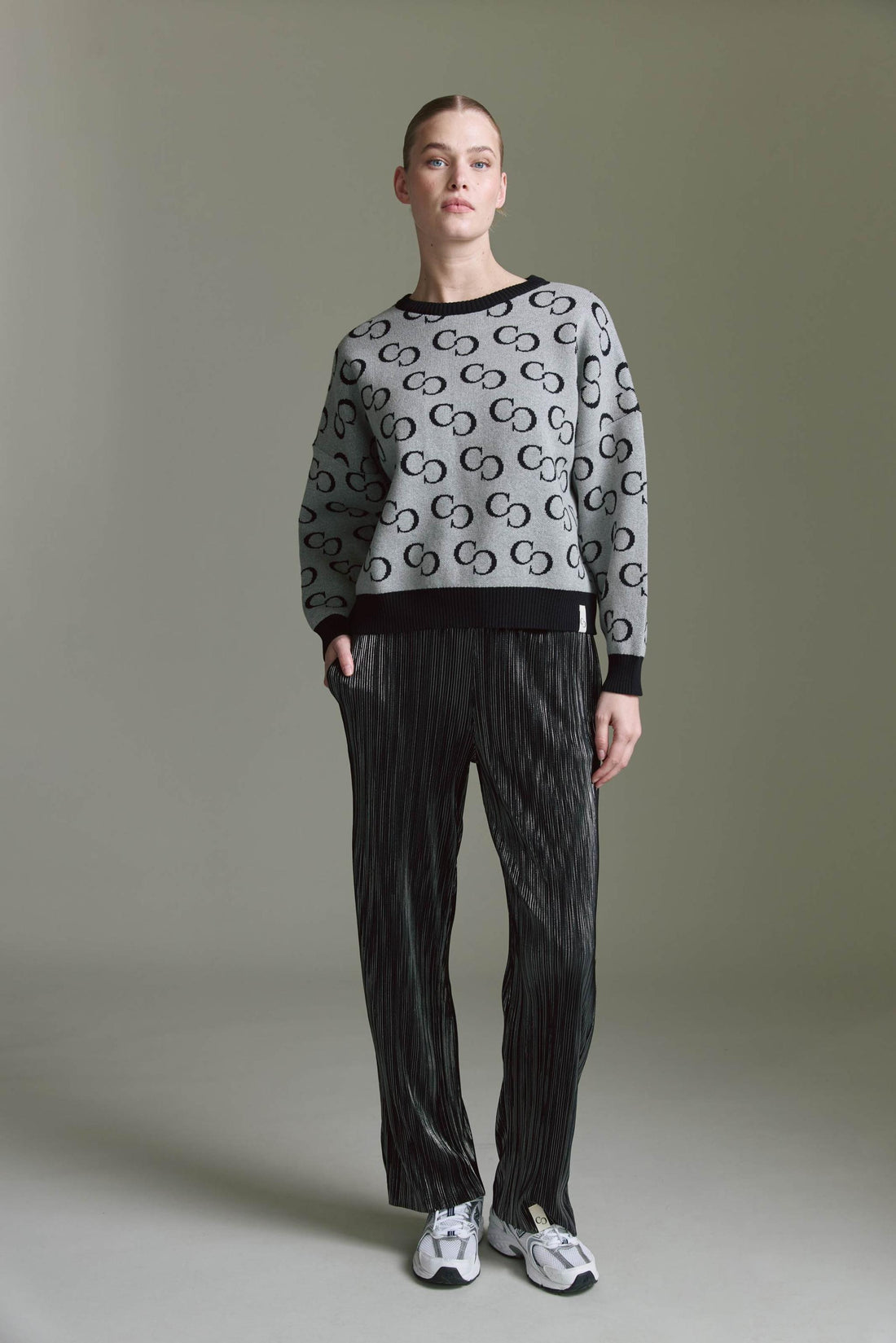 Intarsia Pullover Mit Rundhals Und Logo Aop